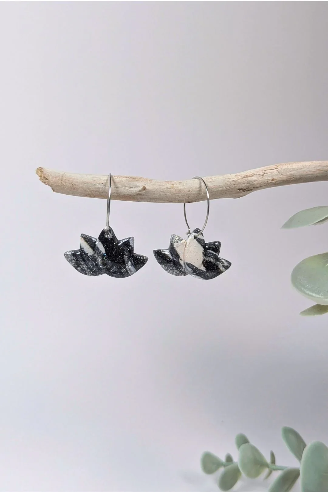 SDE035-serotonine-design-boucles-oreilles-fimo-polymere-fait-main-achat-local-montreal-lotus-florale-les-eclatees-nuit-etoilee_4.webp
