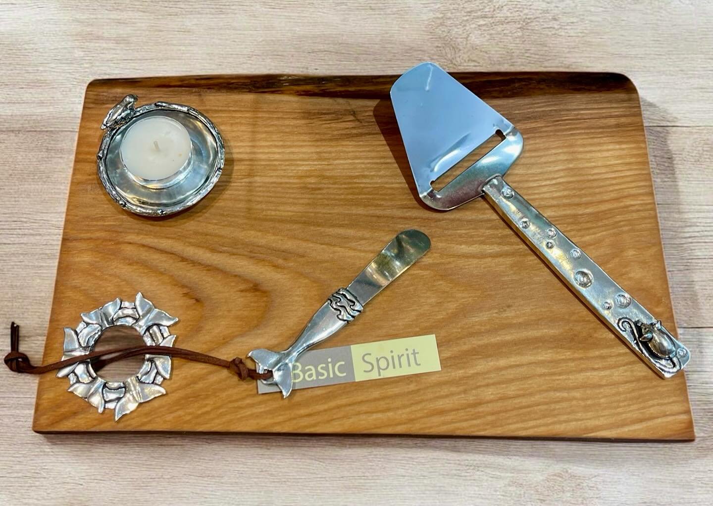 Bon lundi ! Belle planche en bois et &eacute;tain de la Nouvelle &Eacute;cosse 🏴󠁧󠁢󠁳󠁣󠁴󠁿 @basicspiritpewter #planchebois #boisetetain #boutiquecadeau #id&eacute;ecadeau #cuttingboard #woodandpewter