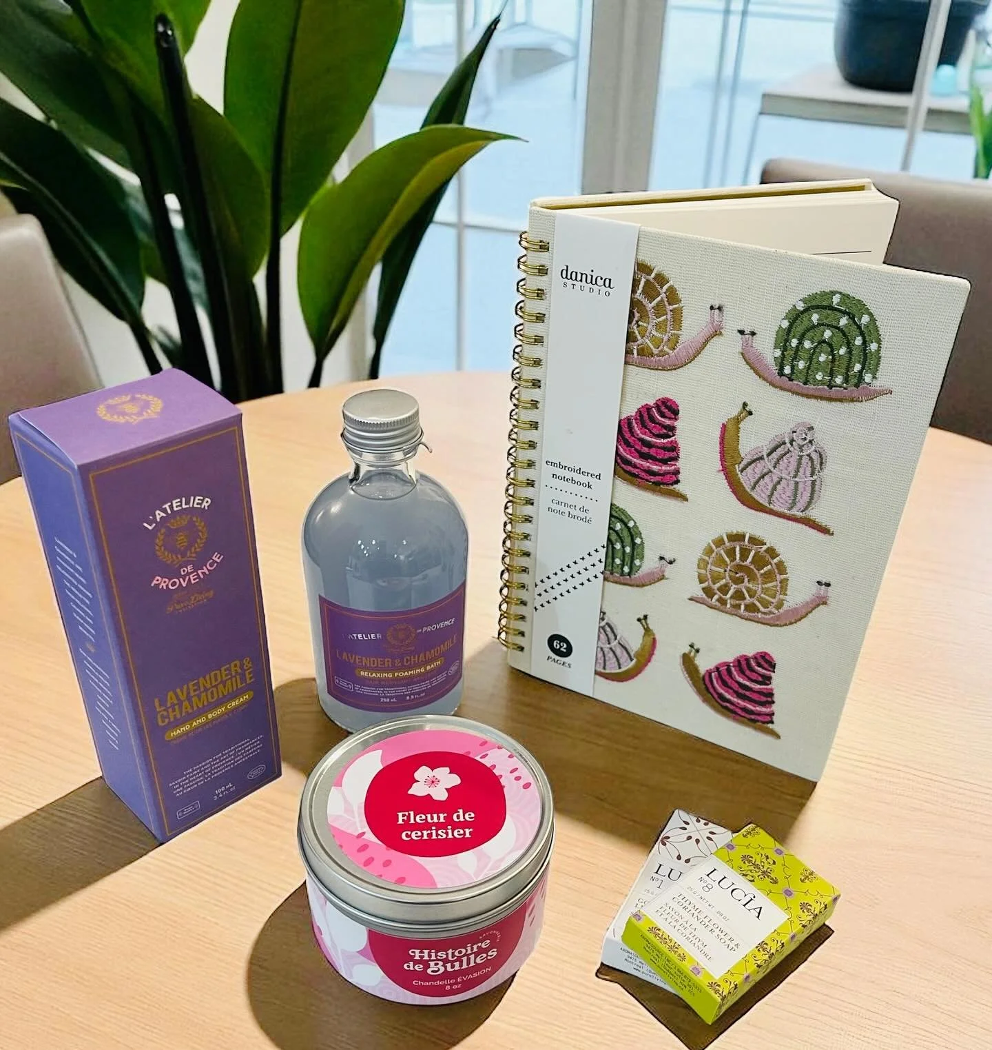 Id&eacute;es cadeaux pour tous les go&ucirc;ts! Venez nous voir 💚🩷🩵 @histoire_de_bulles  #ideecadeaux #produitssoins #chandellessoja #chandelle #candles #montrealshop #giftshop #montrealboutique #produitsqu&eacute;b&eacute;cois #localproducts #pro
