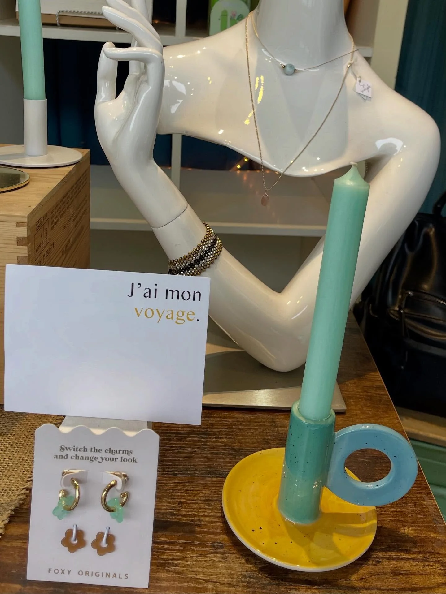 Bon jeudi 🩵💚 @foxyoriginals @sisimple @danica_studio #ideecadeau #boutiquecadeau #boutiquemontreal #chandelle #bijoux  @masimto
