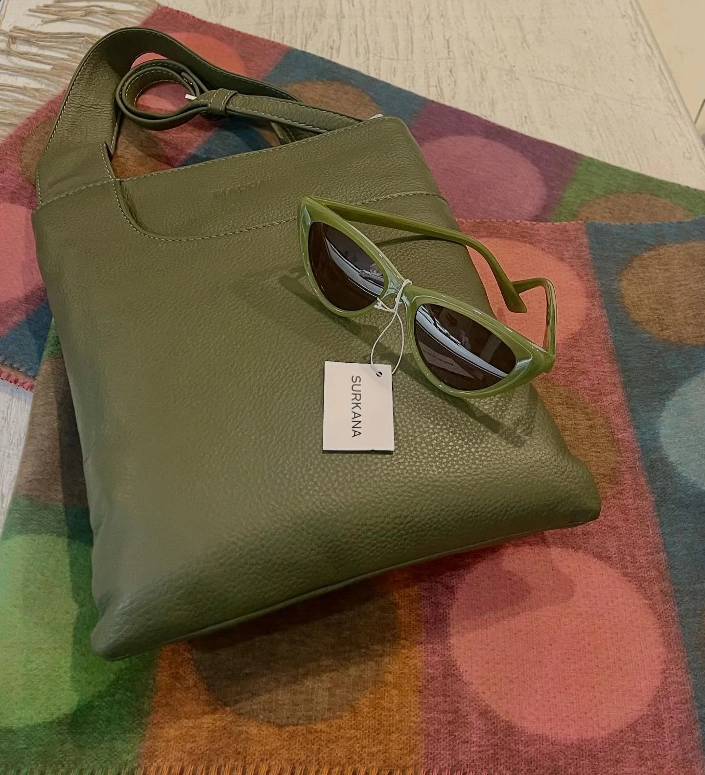 Bon samedi 💚 Sac en cuir NAPPA , foulard en cashmink de FRAAS  et lunette soleil SURKANA 💜 @fraas.northamerica  @surkana @nappa.handbags  #saccuir #foulards #foulardsautomne #boutiquemontreal