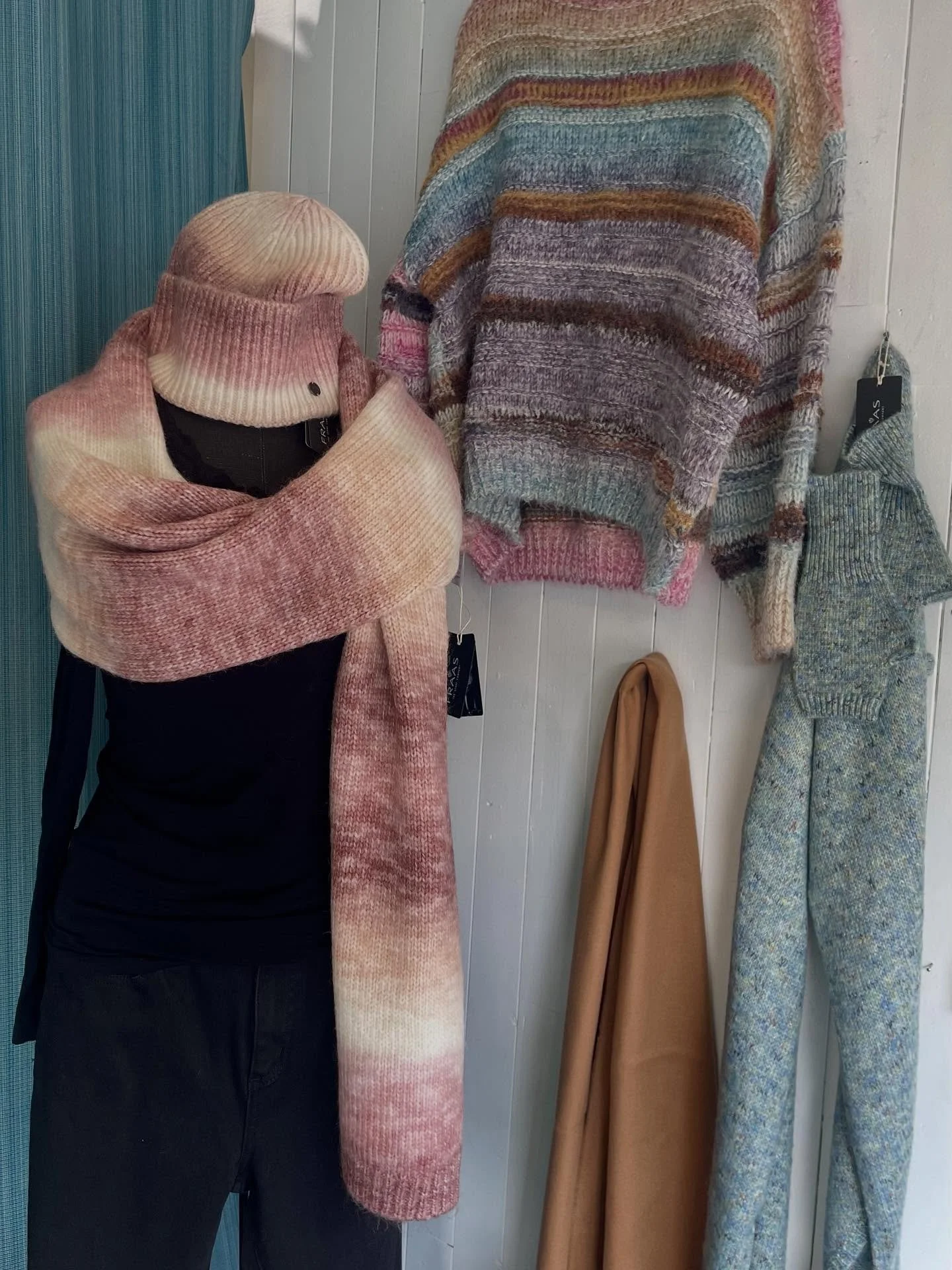 Bon dimanche 🍂☀️🎃 @fraas.europe #foulards #autumn #automne #tuque #boutiquemontreal #montrealshop #rosemontpetitepatrie #scarves