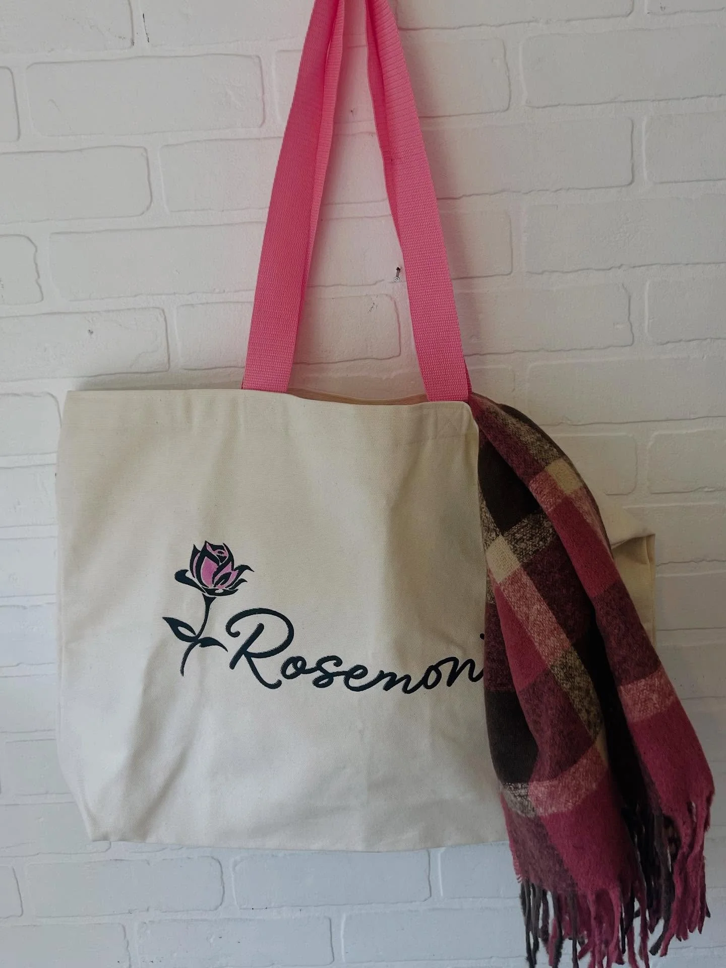 Bon mardi 🩷 @rosemont_lapetitepatrie_arr  @richard_carreau #rosemontpetitepatrie #sacreutilisable #boutiquecadeau #id&eacute;ecadeau #foulard #scarves