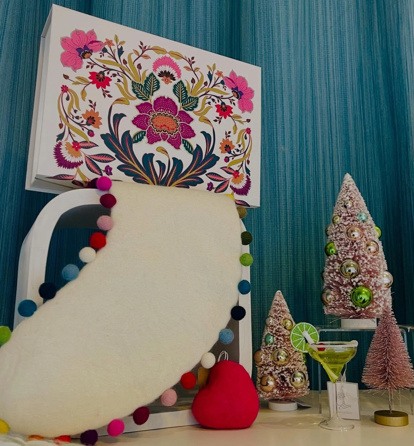 Bon jeudi 🎄🩷🎄🩷🎄🩷 @abbottgiftware  #boutiquecadeau #id&eacute;ecadeau #montrealshop #montrealgift #shoppingnoel #deconoel #woolaccessories #decolaine