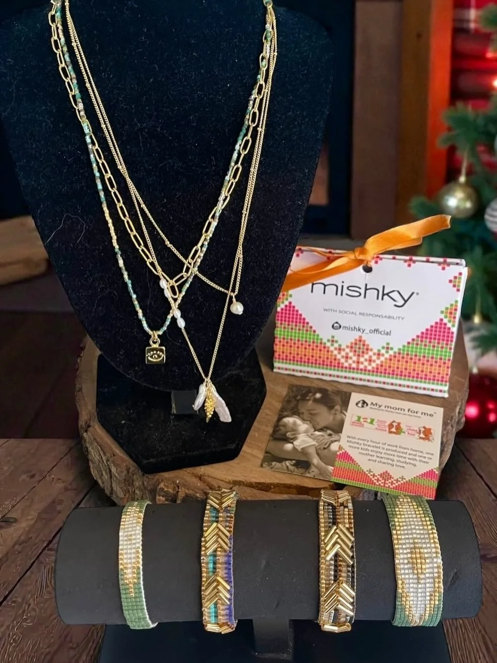 Mishky est une marque de bracelet provenant directement de Colombie, et produit 100% &agrave; la main. Cette collection est artisanale et utilise seulement les mat&eacute;riaux les plus haut de gamme.Mishky aide les familles locales car chaque heure 