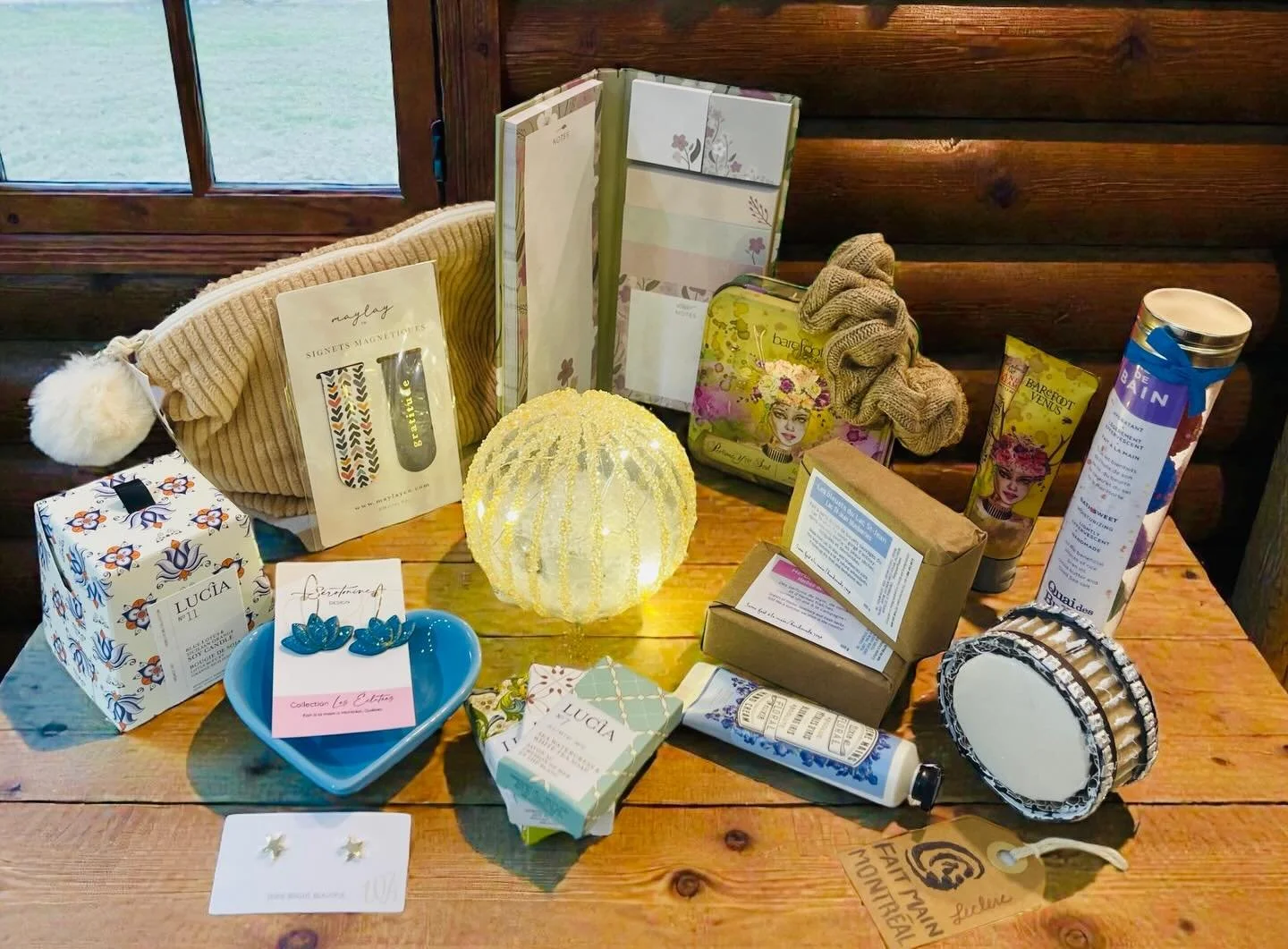 Une panoplie d&rsquo;id&eacute;es cadeaux pour professeurs, pour &eacute;ducatrices, pour vos proches ou simplement pour vous g&acirc;tez 🎄🛍️🎄🛍️#id&eacute;ecadeau #noel2025 #shoppingmontreal #produitslocaux #cadeauxprofs #shoplocal #supportsmallb