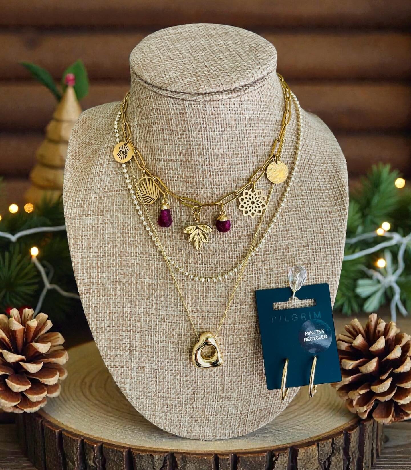 Beaux bijoux ❤️ Venez voir nos collections tr&egrave;s vari&eacute;es en styles et mat&eacute;riaux pour des go&ucirc;ts diff&eacute;rents 🎄❤️🎄 @serotonine_design_bijoux  @pilgrim.canada  @glee.jewelry  #bijouxmode #bijouxquebecois #boutiquecadeau 