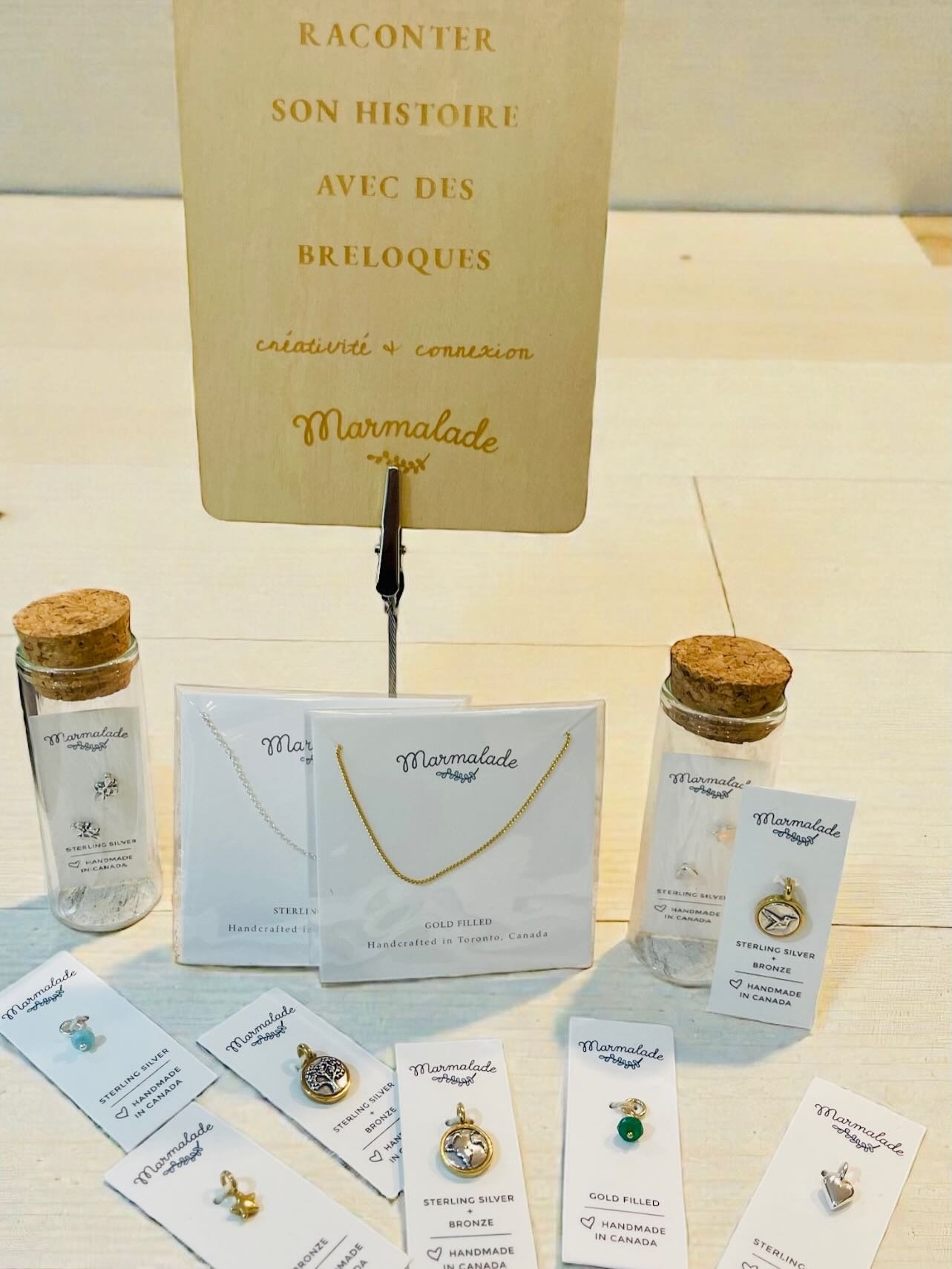 Cr&eacute;er votre propre collier avec des breloques en argent et bronze! Bijoux Marmelade 🩵 @madebymarmalade  #bijouxbreloques #produitslocaux #boutiquecadeau #noelid&eacute;e #collierbreloques #shoplocal