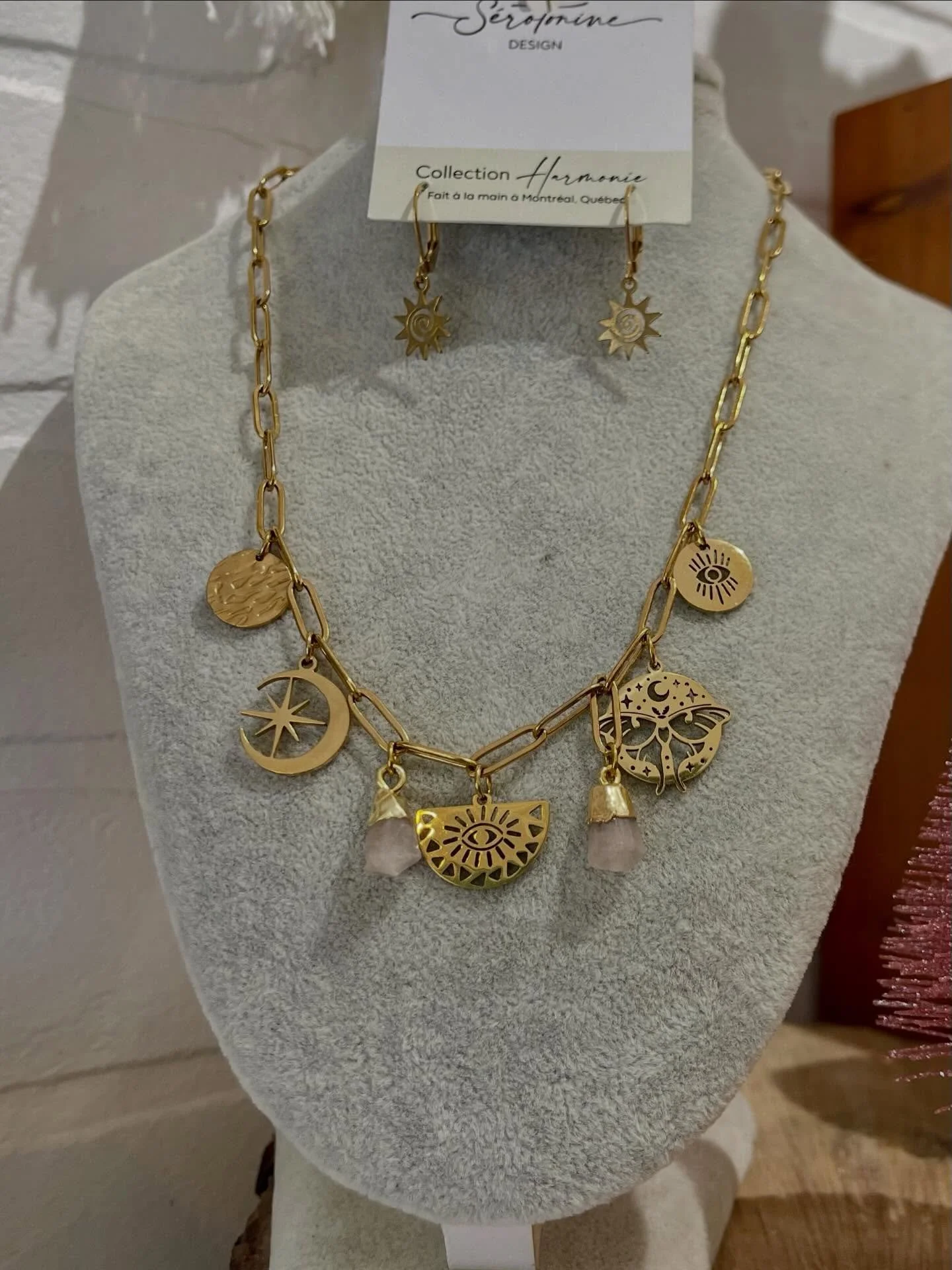 Bonne journ&eacute;e ☀️ Les colliers breloques 🩷 @serotonine_design_bijoux  #bijouxquebecois #boutiquecadeau #colliers #collierbreloques #charmnecklace