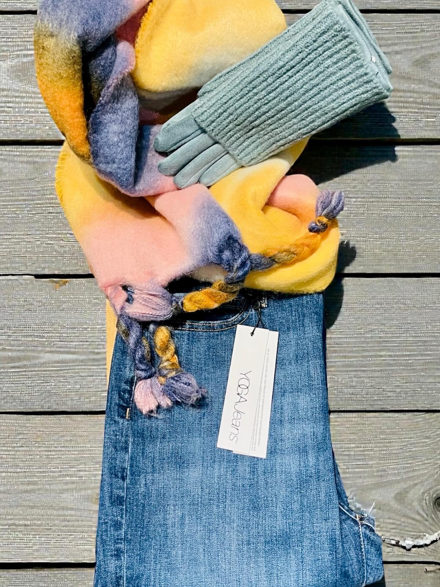 Bon jeudi! Foulards, tuques et gants pour vous garder au chaud 🧡 YOGA JEANS  &agrave; 30% 🩵 @yogajeansdenim  #venteapresnoel #foulards #tuques #mitaines #gants