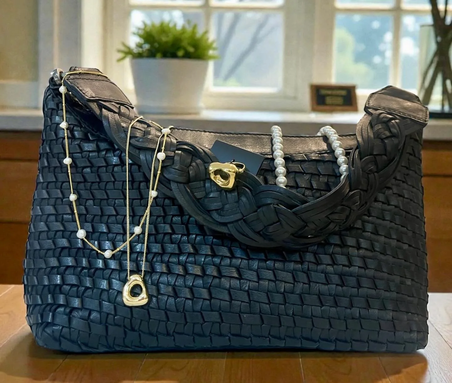 Bon mercredi ❤️ Sac en cuir NAPPA et bijoux PILGRIM ❤️ @pilgrim.canada @pilgrimjewellery  #saccuir #bijouxor #boutiquecadeaux