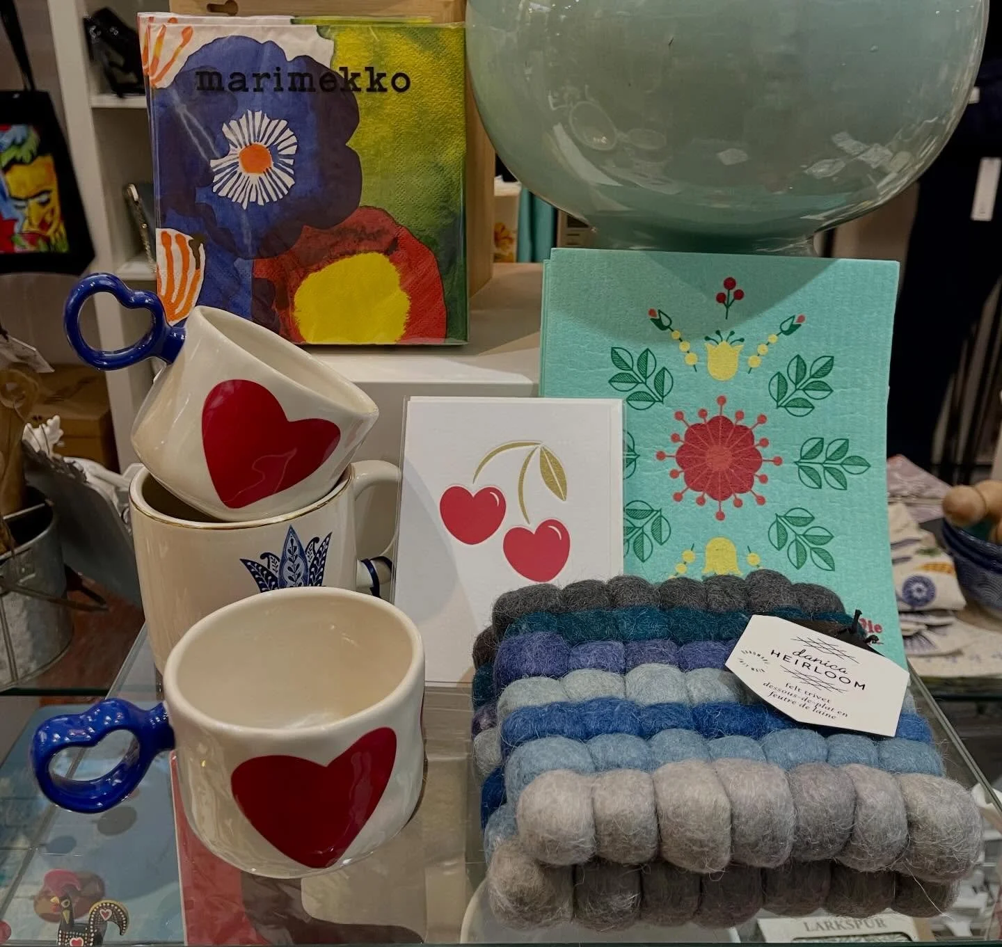 Bon mardi! Le soleil est sortie 💙☀️❤️ #napkinmarimeko  @marimekkocanada #giftshop #boutiquecadeau #tasses #tassecoeur