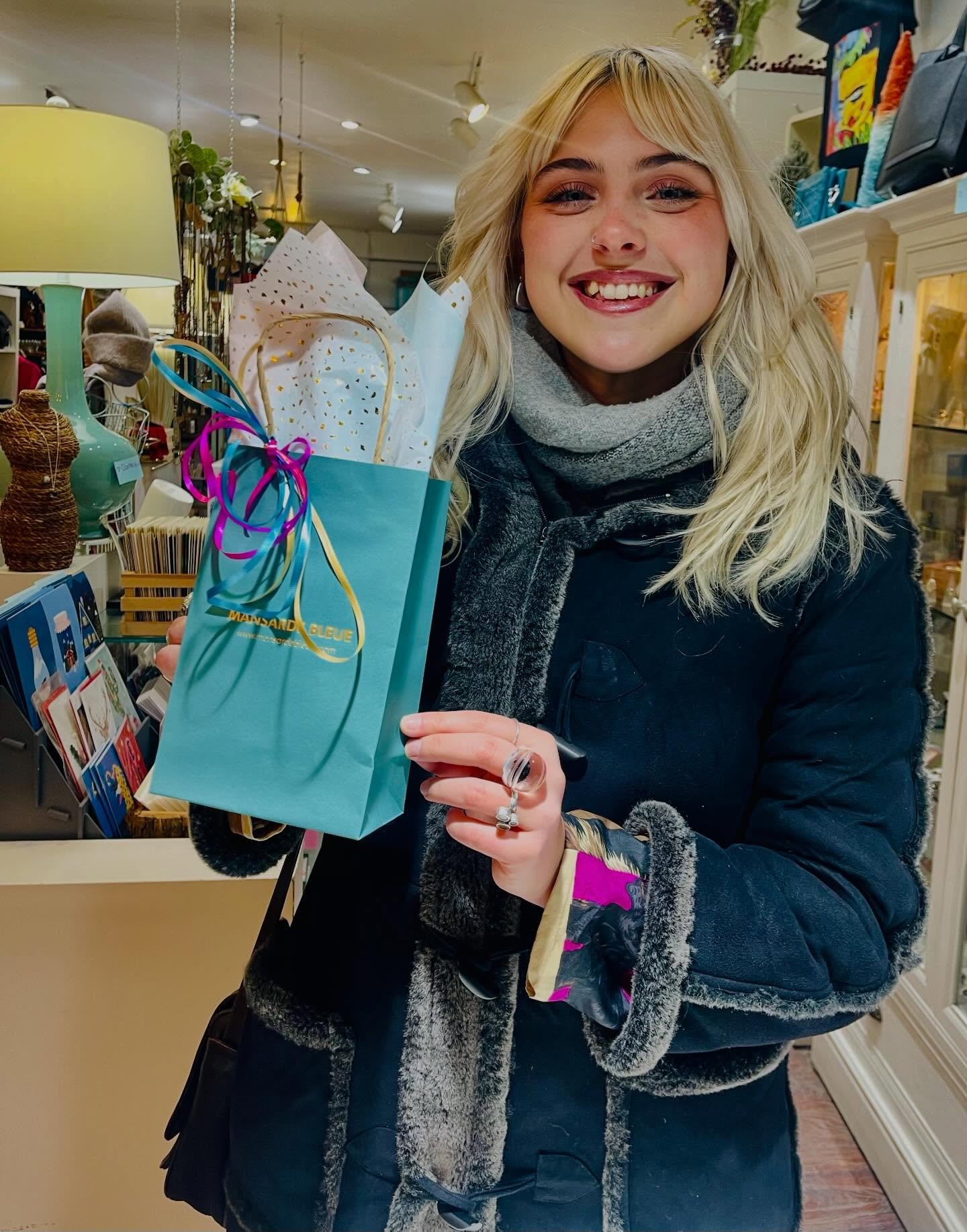 Des petits cadeaux pour tous les go&ucirc;ts! Il y&rsquo;a  rien de plus &eacute;panouissant pour une propri&eacute;taire que des clients  heureux 🩷🩷🩷🩷🩷 #boutiquecadeau #giftshop #clientesheureuses #happycustomers #cadeaux