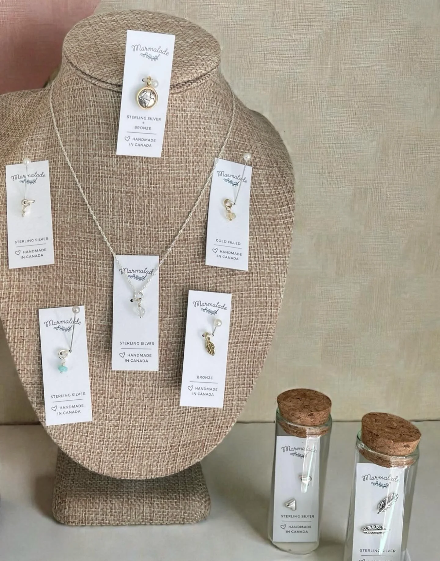 Marmalade Bijoux  @madebymarmalade - Cr&eacute;e votre collier personnalis&eacute; 🩷💜🩵 #pendantifs #bijouxsimple #delicatejewellery #simplejewelry #boutiquecadeau