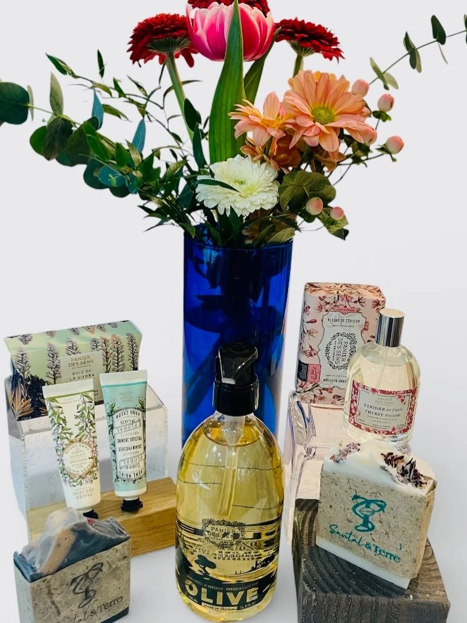Bon vendredi! Happy Friday 🌸 @panierdessens  @panierdessens.us  @santaleterre @fleuristeabaca  #boutiquecadeau #montrealgiftshop #savonsartisanaux #cr&egrave;mesnaturelles