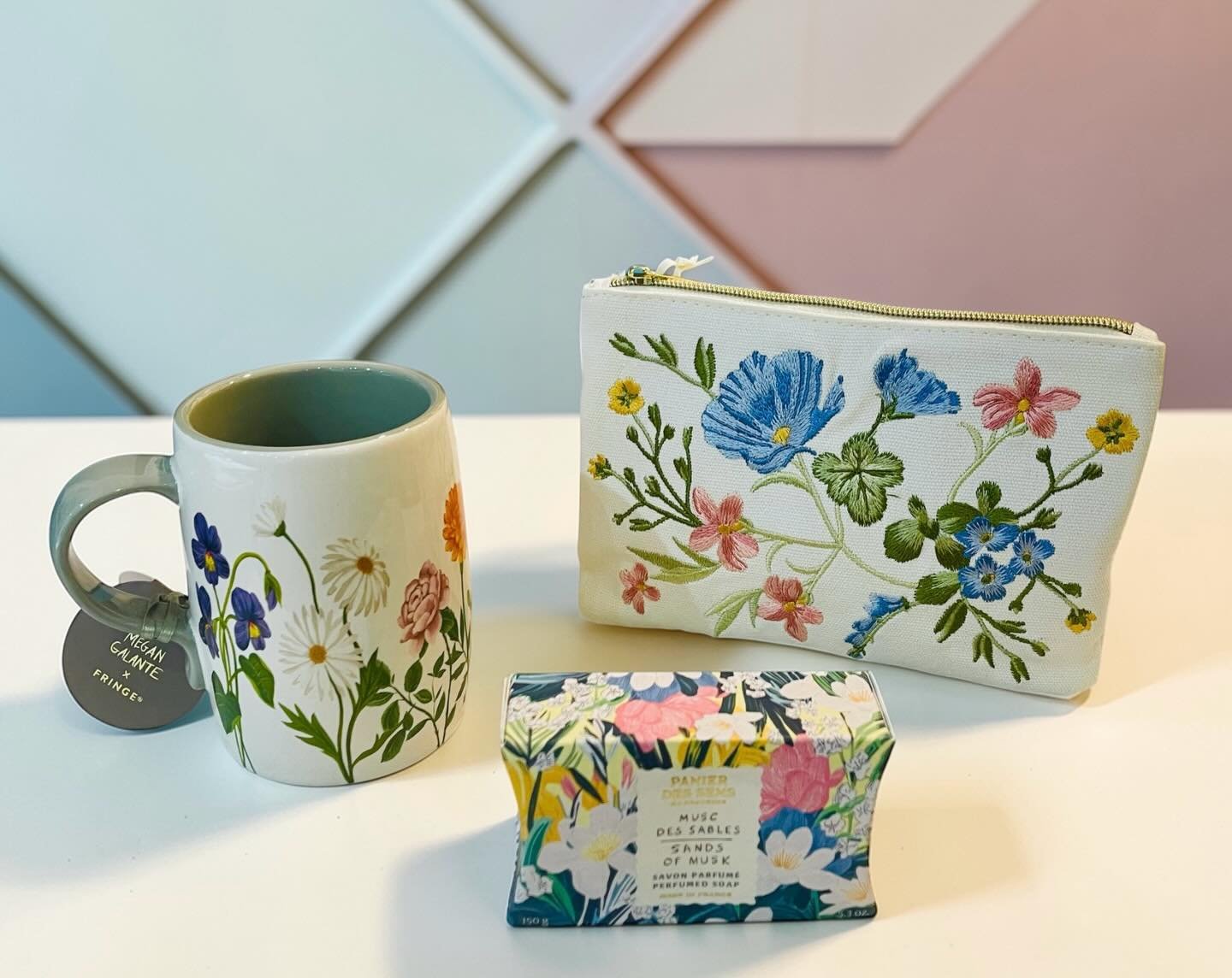 Bon lundi 🌸🦋🌸 @edenborough.ltd  @panierdessens #pochette #savons #printemps #boutiquecadeau #giftshop