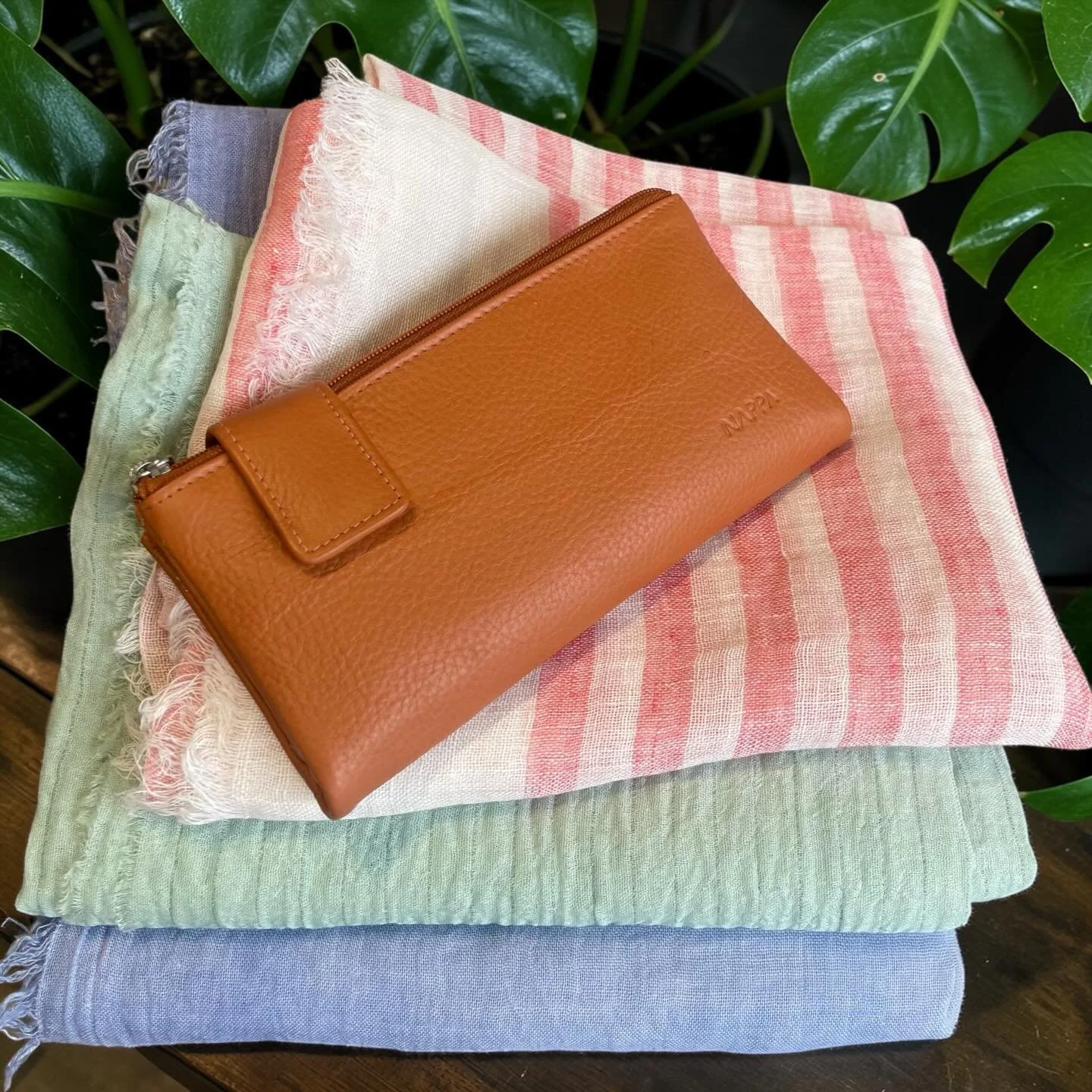 Foulards FRAAS et portefeuille NAPPA🌸 @fraas.europe  @nappa.handbags #portefeuille #foulards #boutiquecadeau #giftshop