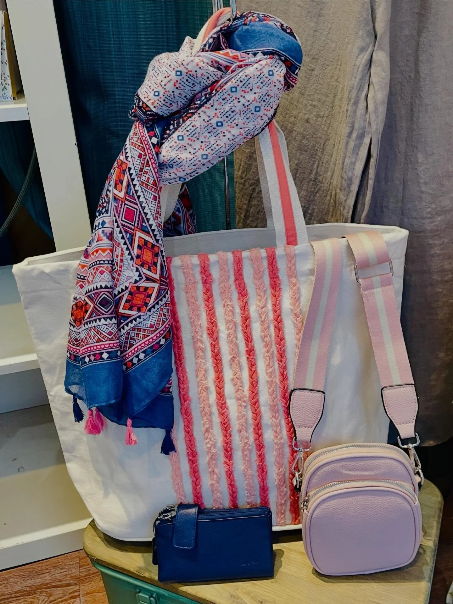 Bon samedi ensoleill&eacute; 🌸☀️🩷 @caracol.inc @edenborough.ltd #beachbag #sacdeplage #foulards #scarves #printemps