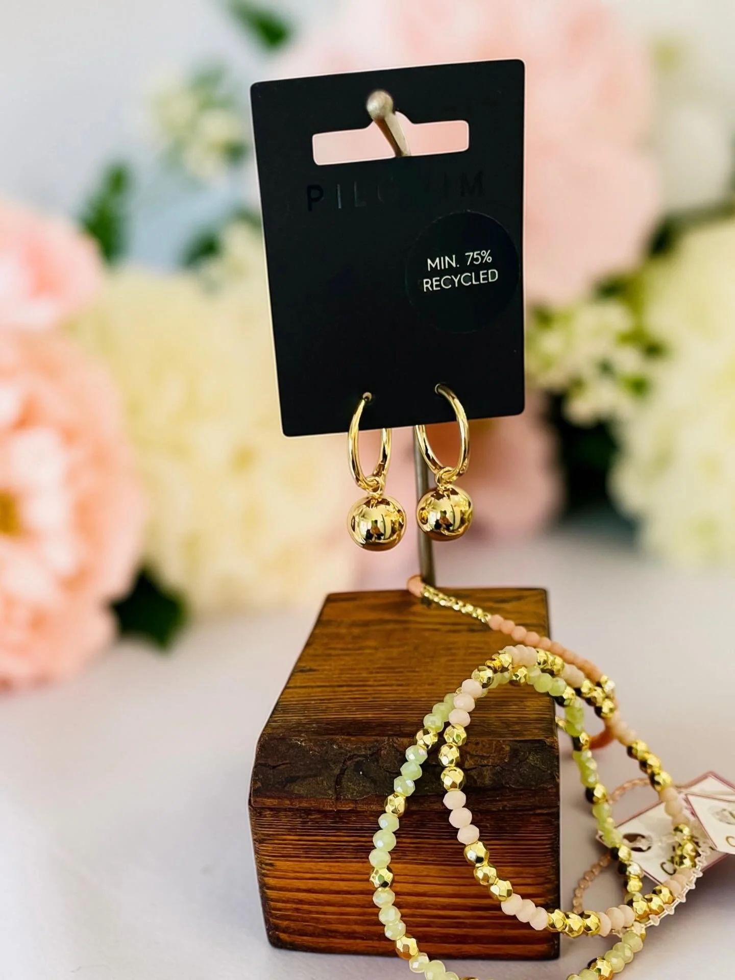 Bon jeudi 🌸 @pilgrim.canada #bracelet #bijoux #boutiquecadeau #printemps