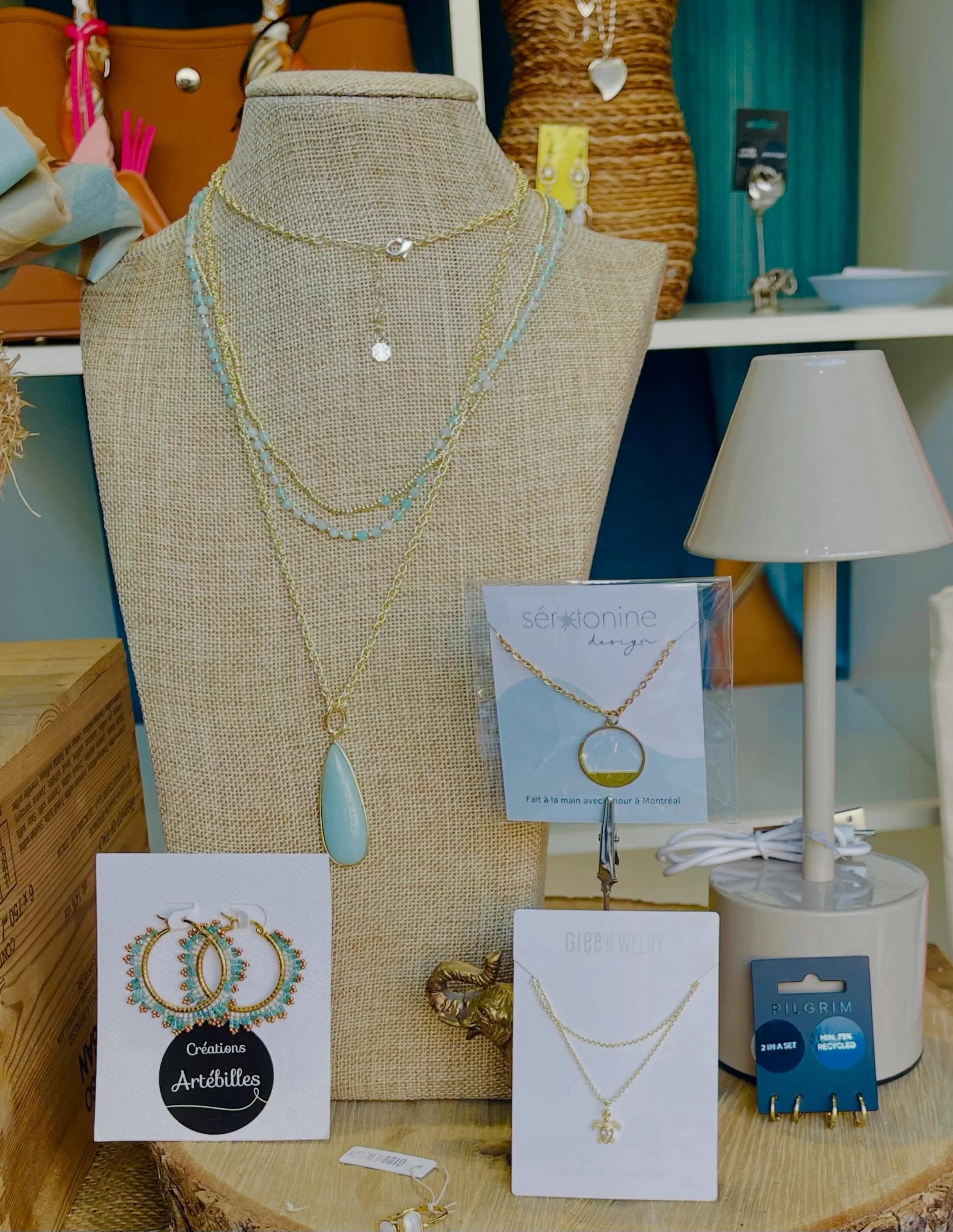 Bijoux Bijoux🩵🩵 @dibaillie @serotonine_design_bijoux @pilgrim.canada @glee.jewelry #ideecadeaumaman #motherdaygifts #boutiquecadeau #giftshop