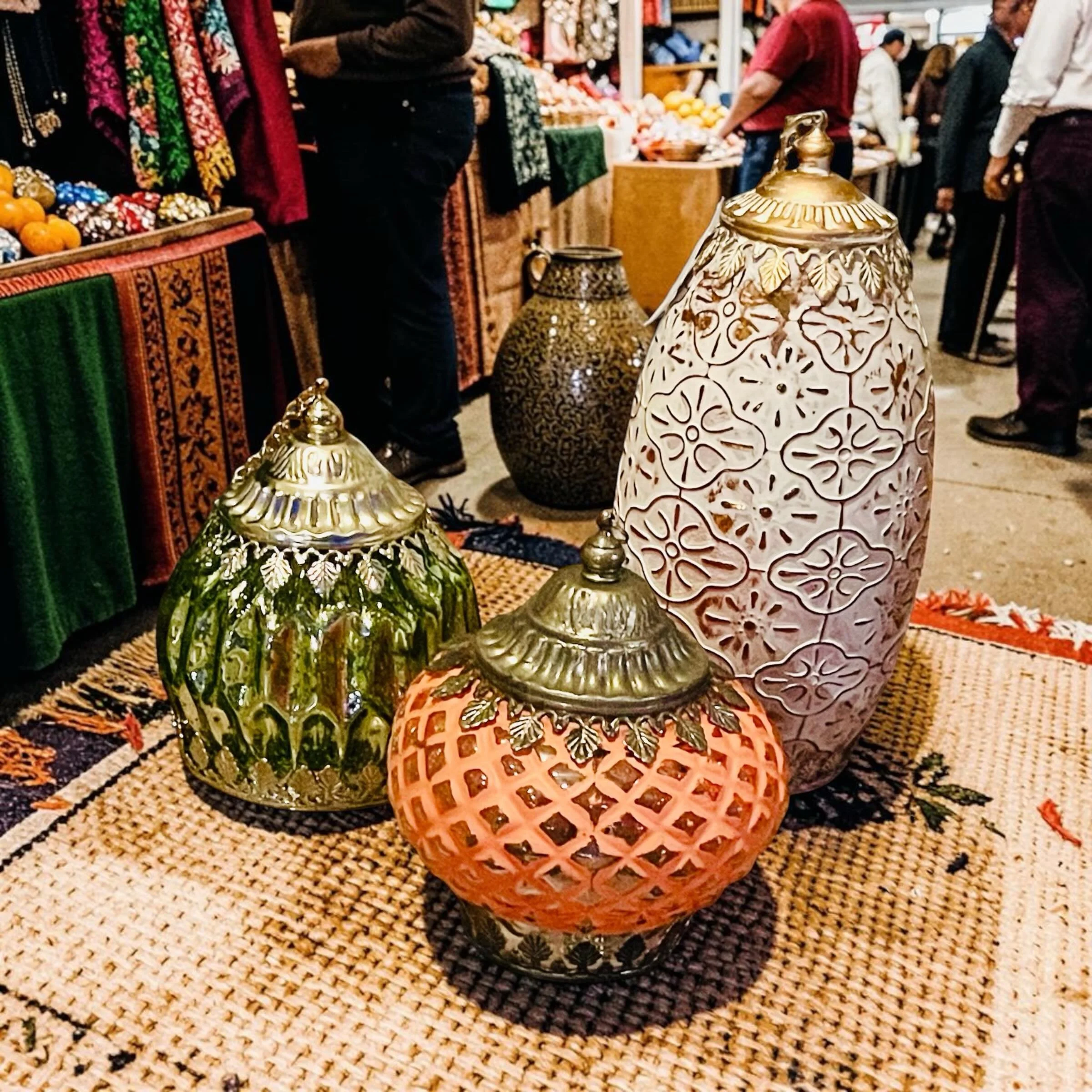 Lanternes pour les terrasses ou &agrave; l&rsquo;int&eacute;rieure . Cr&eacute;er un espace chaleureux 🧡 @nostalgia_import #lanternes #terrasselumiere  #lanterns