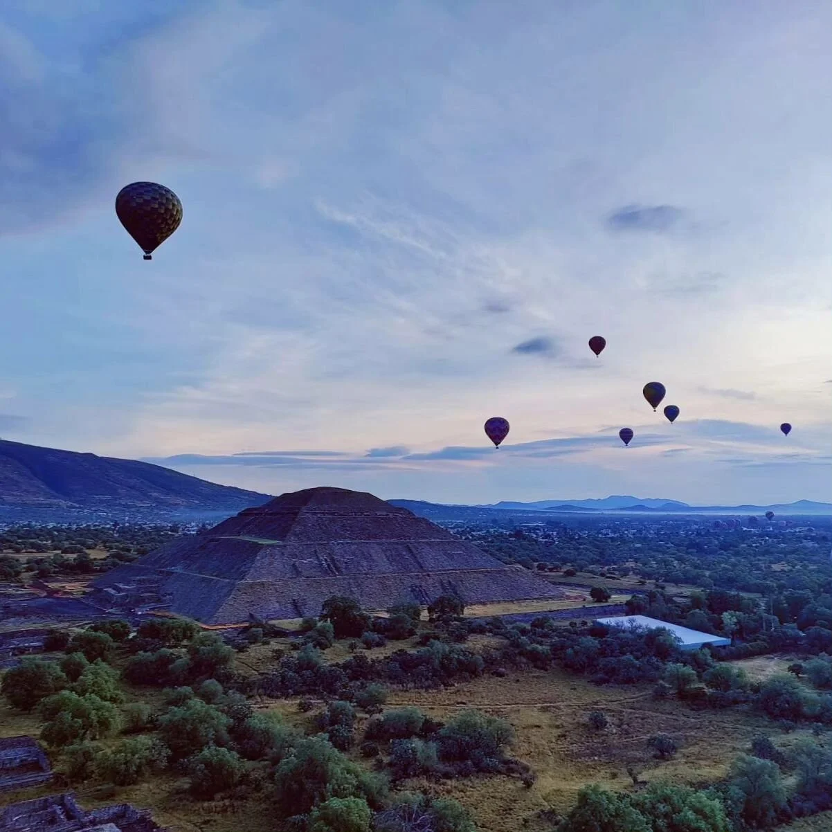 Remember @skagway_joe with the orange Ural? His partner @cripyvarg is from Ciudad Guzman and although mainly living in Alaska, she happened to be visiting family the week we were passing. She messaged us to say stop by.

We made our accommodation in 