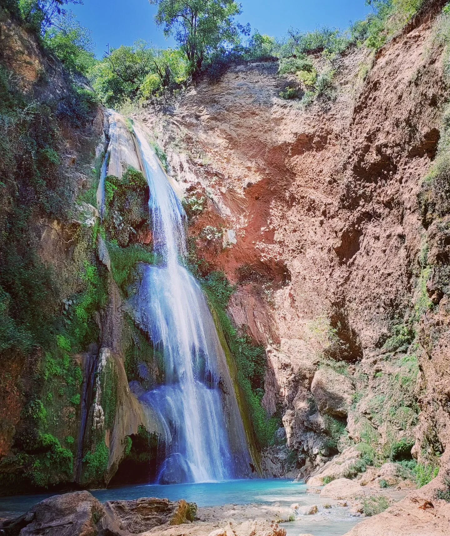Santiago Apoala. Exciting dirt roads in and out of this beautiful hideaway. Our heads said to camp but our bodies chose the cabin. #mexico #cascade #waterfall #aguafresca #dirtroads #wetmuddyroads #peace #reset #adventuretravel #offroad