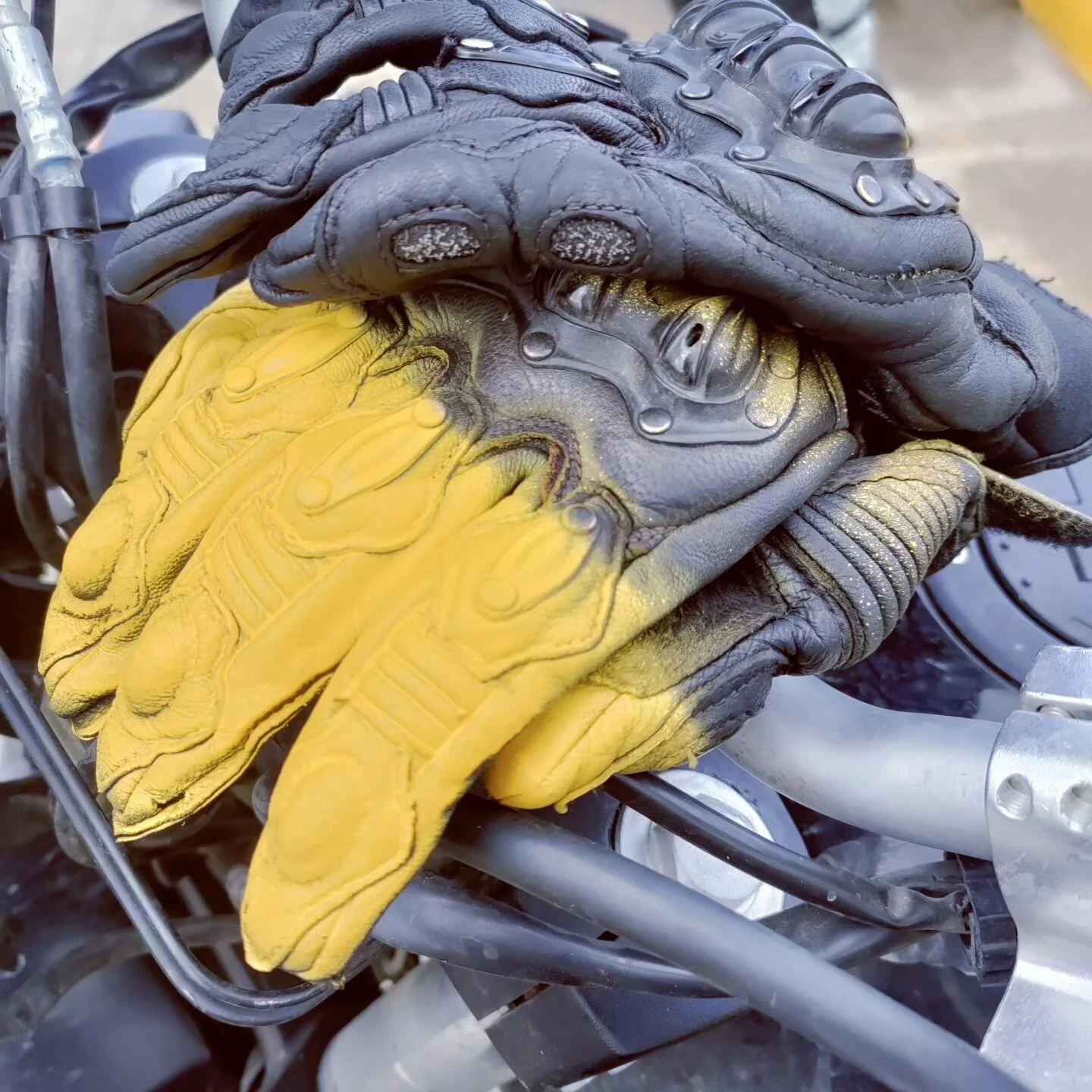 Braddan thought he was funny getting the guy spraying the road at the Nicuagrua/Costa Rica border to also include my glove! 

#funnynotfunnybutfunny #tool #whataday