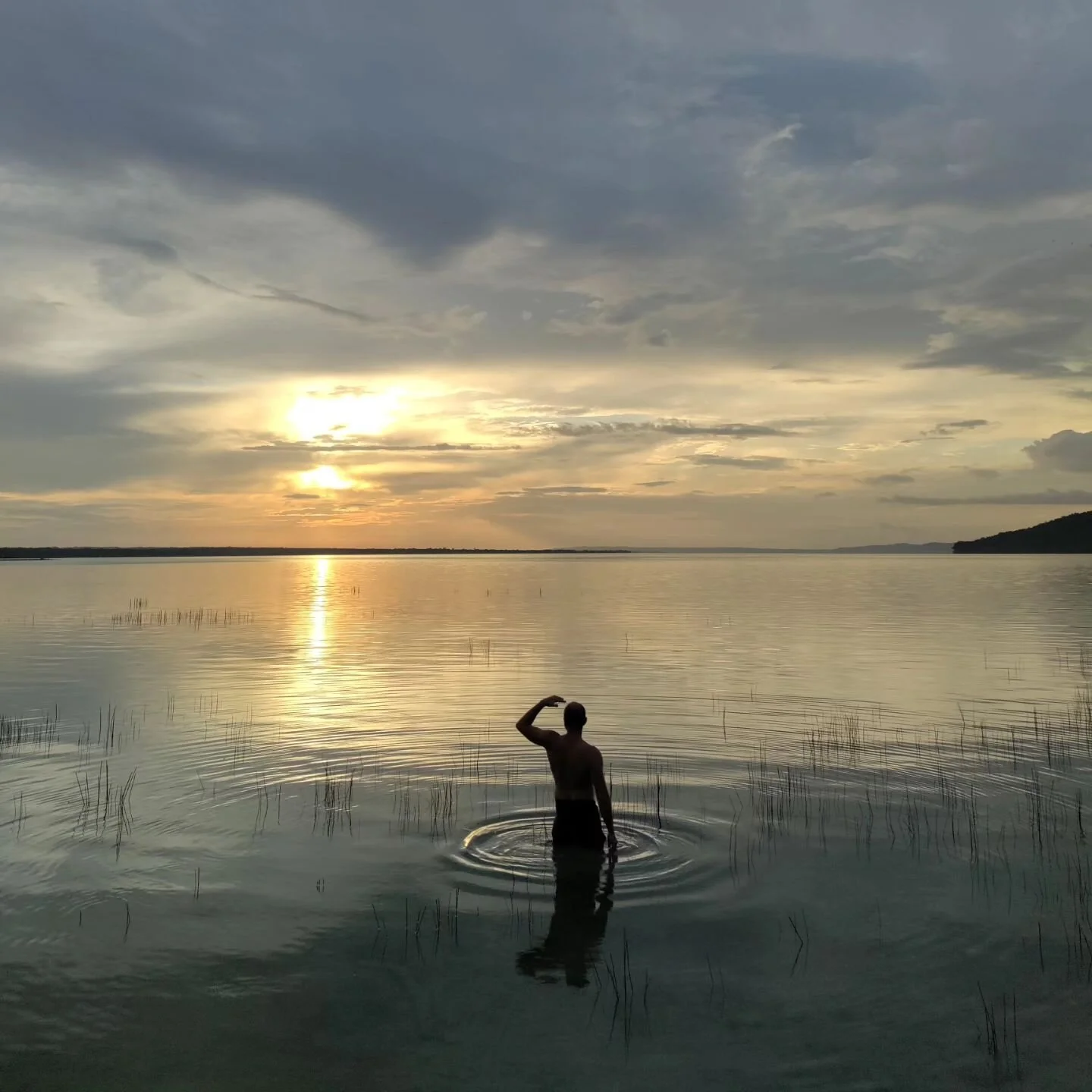 Westward we travelled, with the simple joy of fresh clothing and full stomachs thanks to a speedy laundry turnaround and 'breakfast included' at the hostel. Masked by clouds the low sun climbed weakly behind us as we rode from Belize to Guatemala.

W