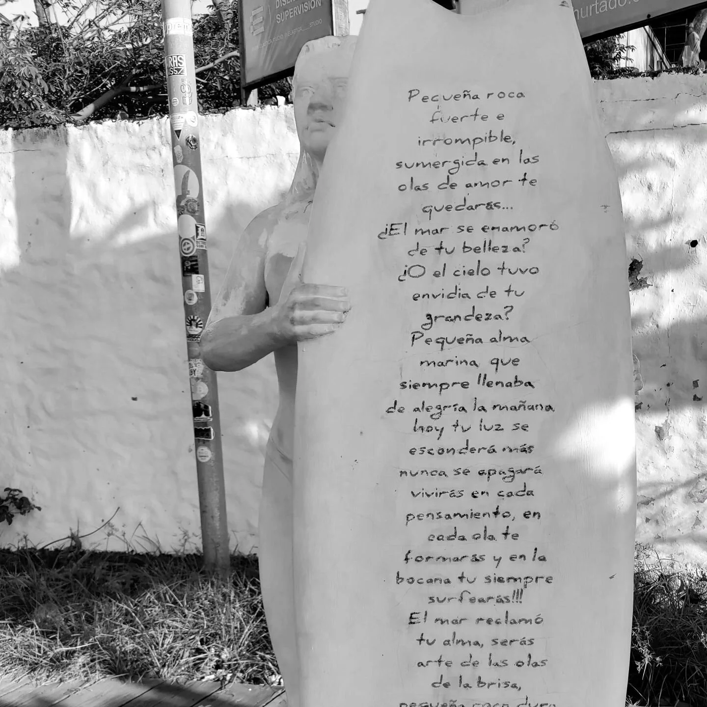 It's difficult to put words with this post so we'll keep it simple.

A modest statue stares seaward from the southern end of the El Tunco boardwalk.

With the help of friends we have discovered the engraved verse is beautiful and poignant.

It commem