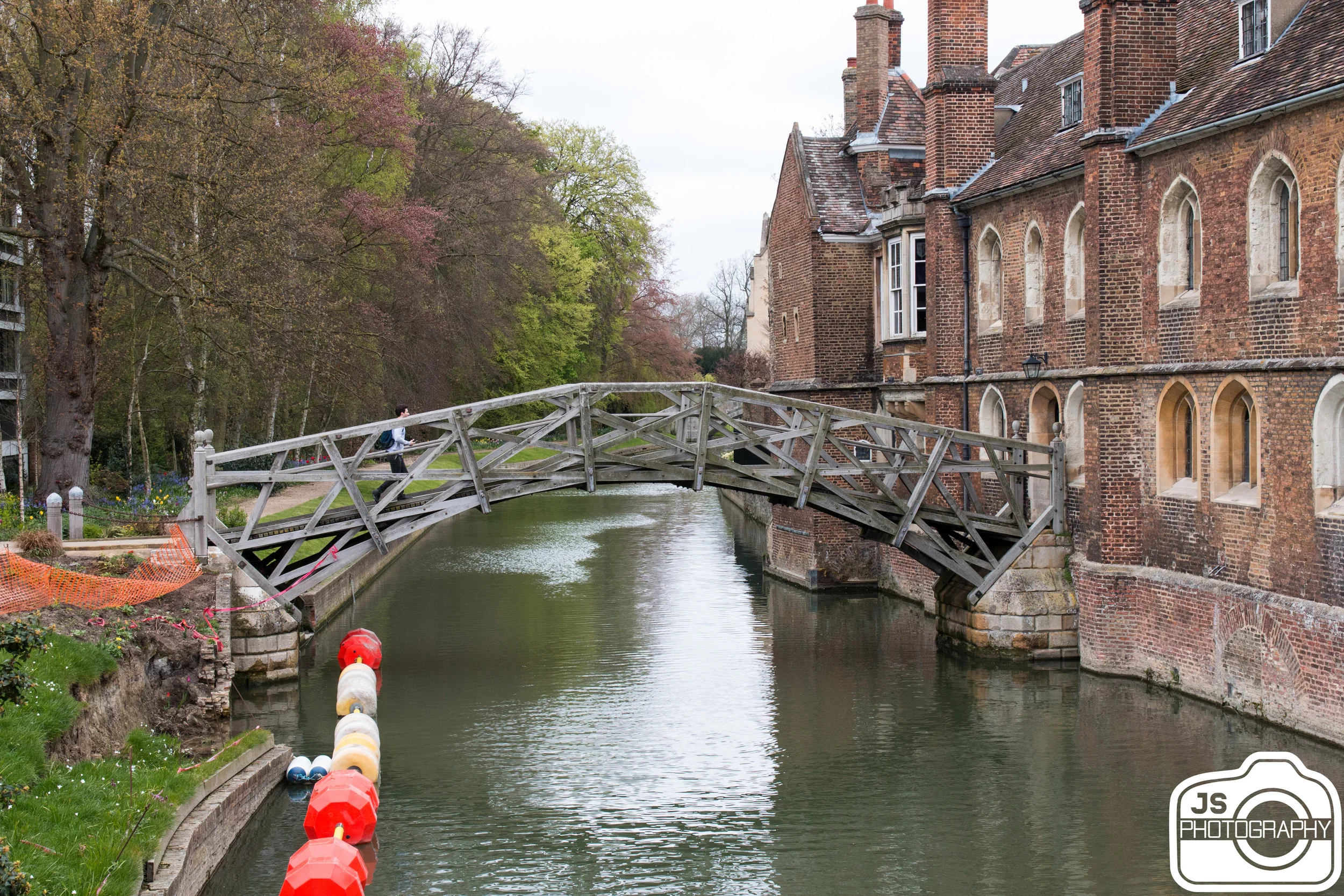 The famous mathematical bridge. I t is composed entirely of straight timbers. The bridge connects the two parts of Queen's College