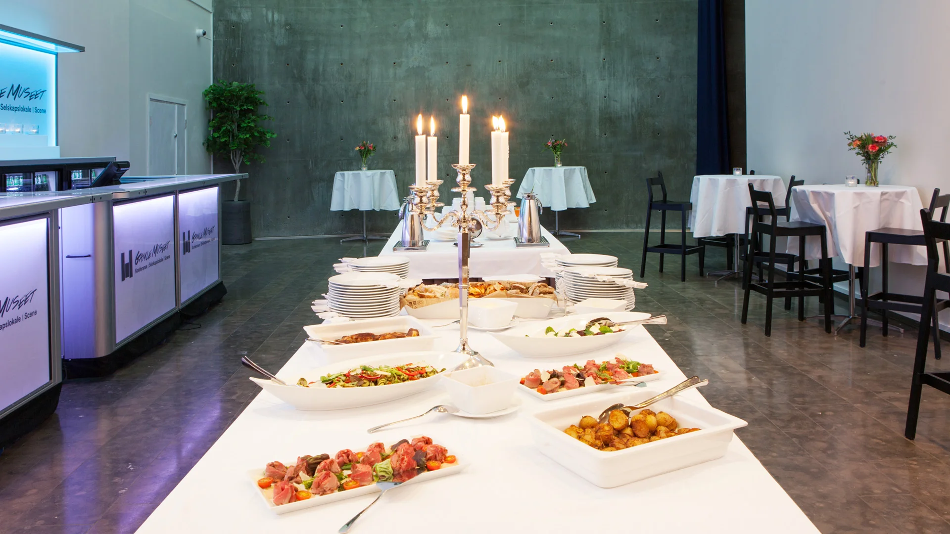 Maten kan serveres i en av salene eller mingleområdet.