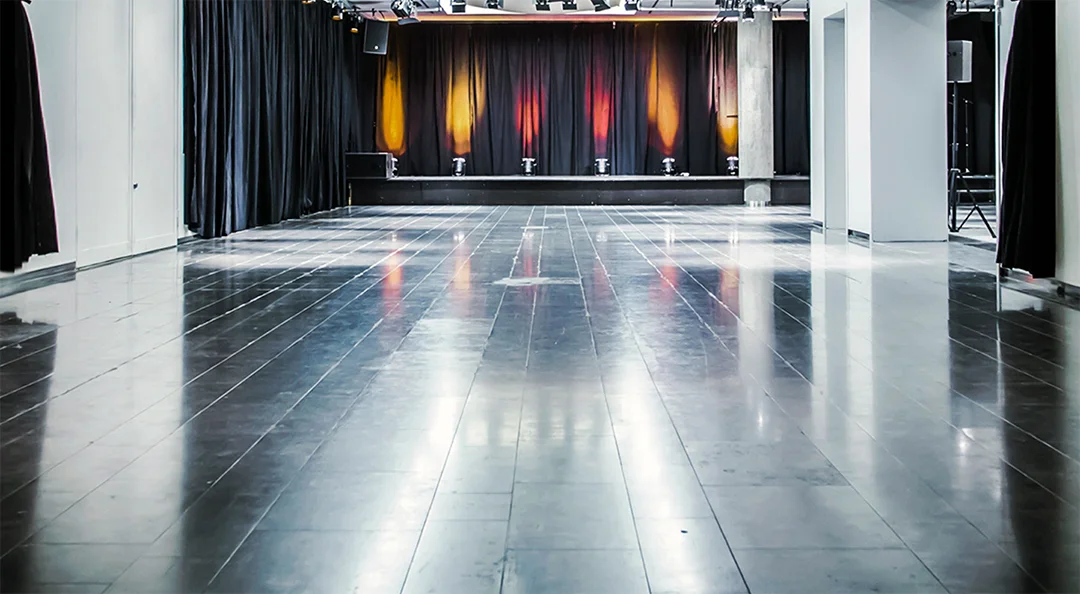 Scenen kan brukes til konserter, foredrag, standup osv. Det er god plass til dansegulv foran konsertscenen.