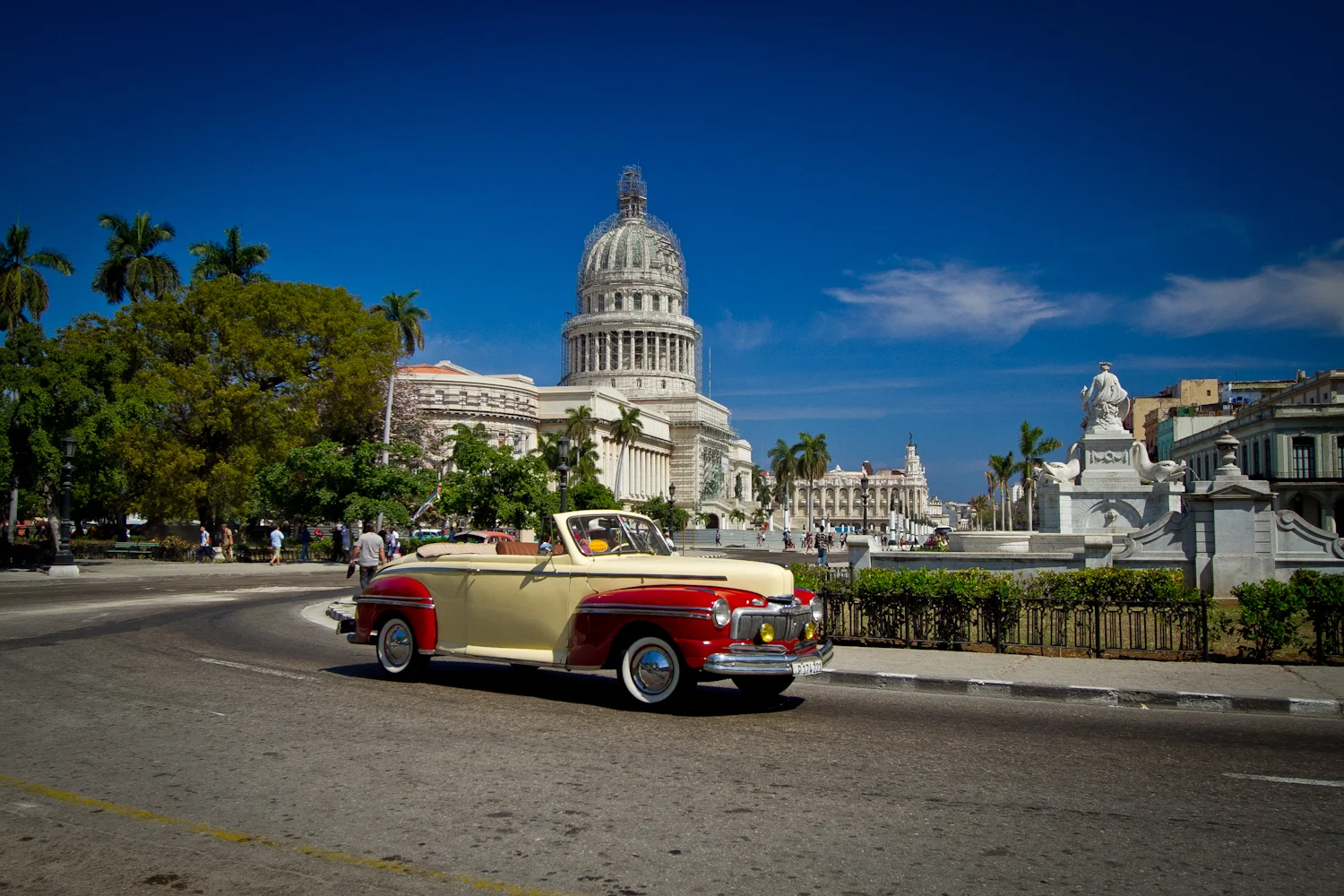 Vintage American car, with the Capitolio in the background