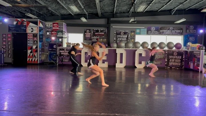 Thank you to @morganjohnson05 for this amazing movement today in class! Shoutout to @english_rabideaux with the assist! Incredible work dancers!! Everyone&rsquo;s energy was pure and inspiring ✨

#dancecedc #cedcszn11 #cedcmasterclassseries #morganjo