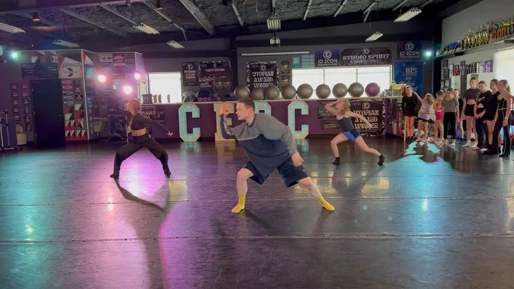 We love a Jack Attack! Thank you for an amazing class today 💜 And we can’t wait to see all your pieces for Edge Co hit the stage this season!!
#dancecedc #moveshapeinspire #cedcszn11 #cedcmasterclassseries #letsdancd