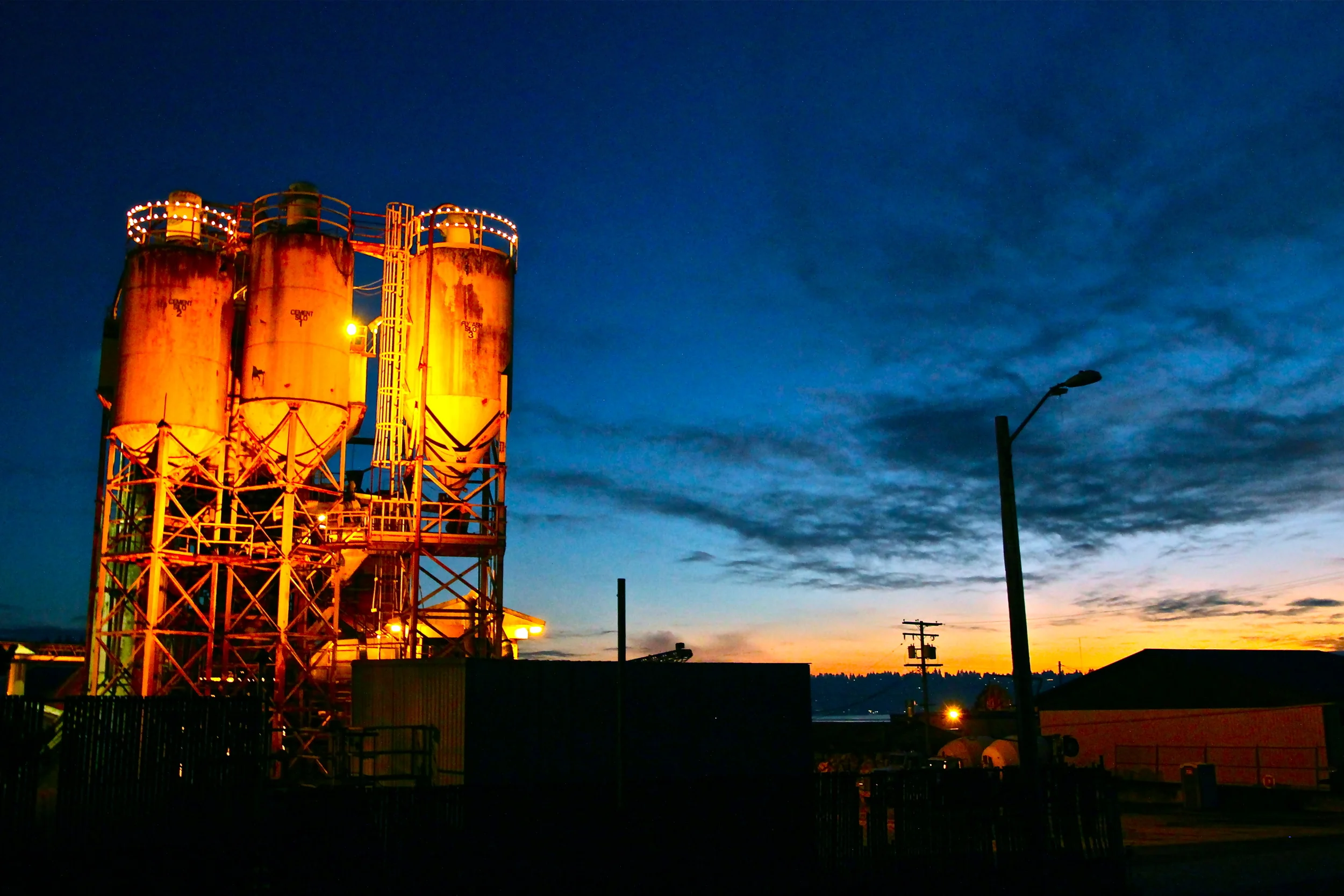   Kenmore RM Plant &amp; Aggregate  Kenmore, WA   LED color changing wall-washers combined with DMX controls transformed these five-story silos into a stunning architectural art piece. Cal-Portland Corporation enhanced something industrial and the co