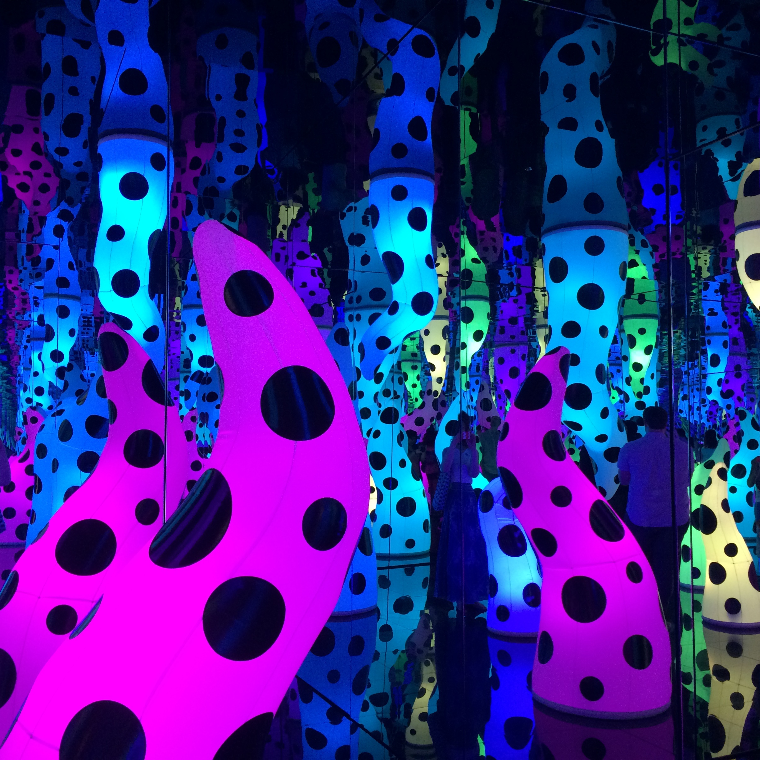  Yayoi Kusama's  At the End of the Universe  
