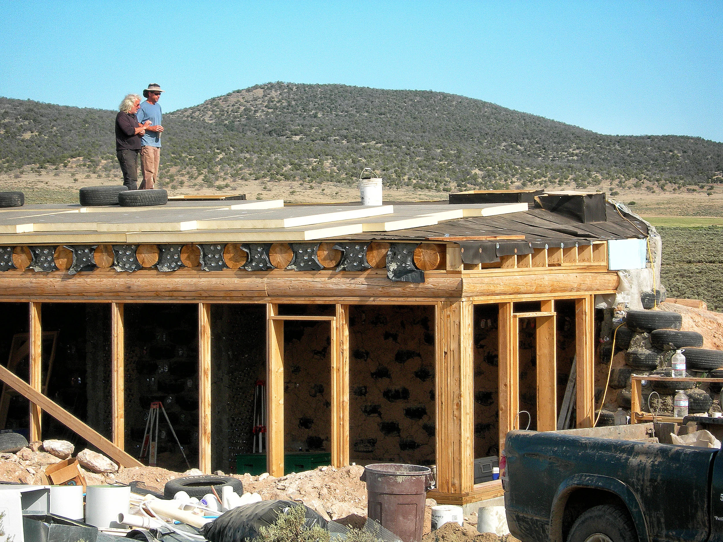 Susannah-Mira_Earthship-Mike-Reynolds-roof.jpg