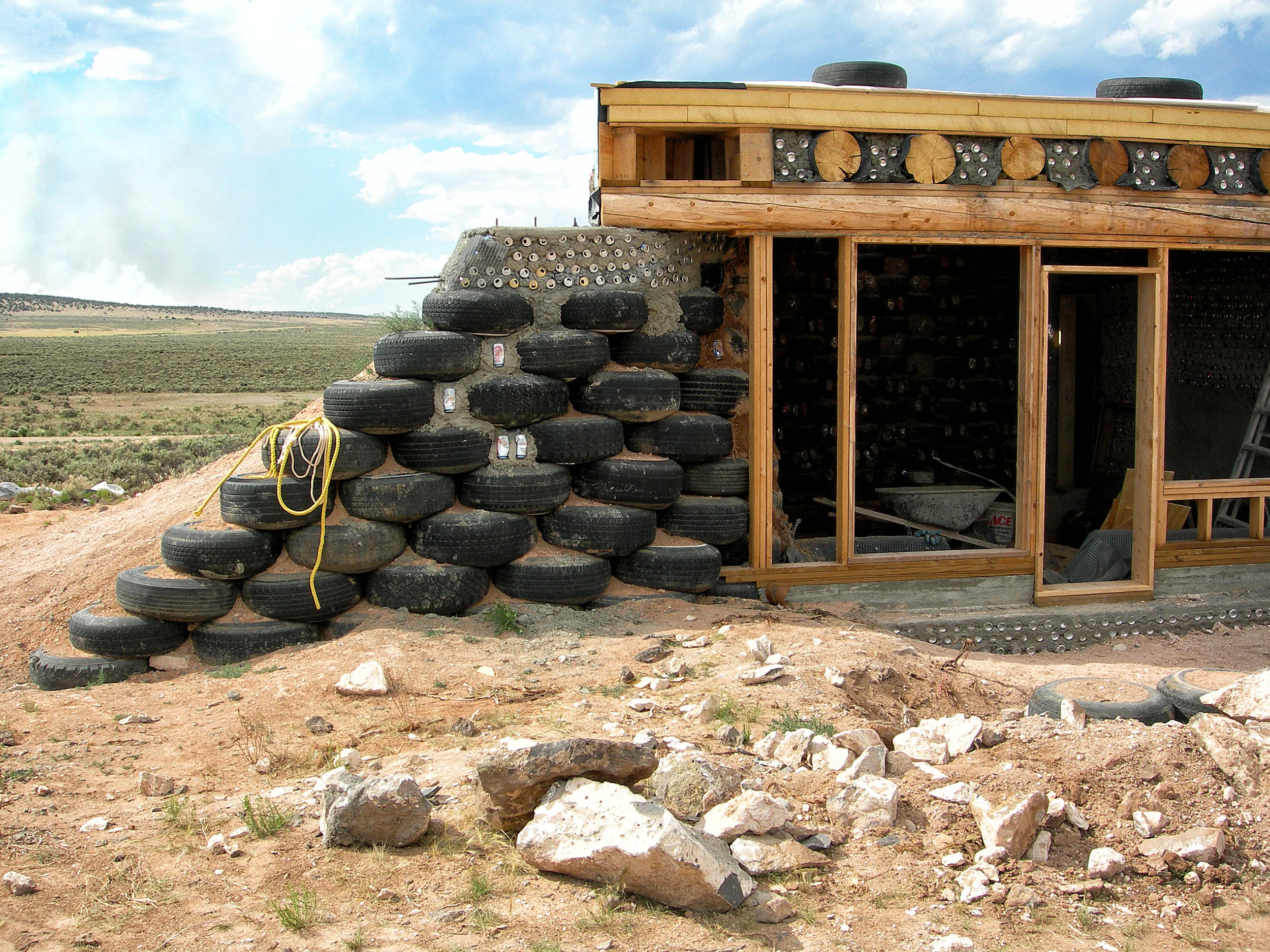 Susannah-Mira_Earthship-construction-11.jpg