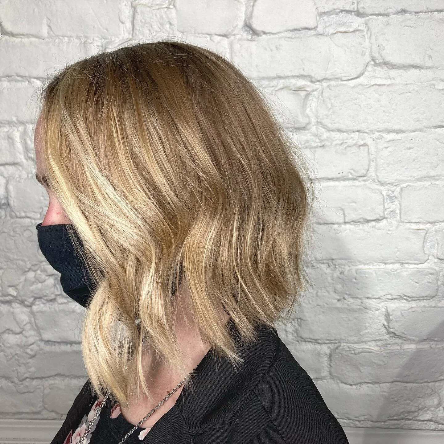 #balyage #babylightsandbalayage #babylights #moneypiece #texturedbob #bobhaircut #yvrhair #yvrhairstylist #vancouverhairstylist  @larissadennill