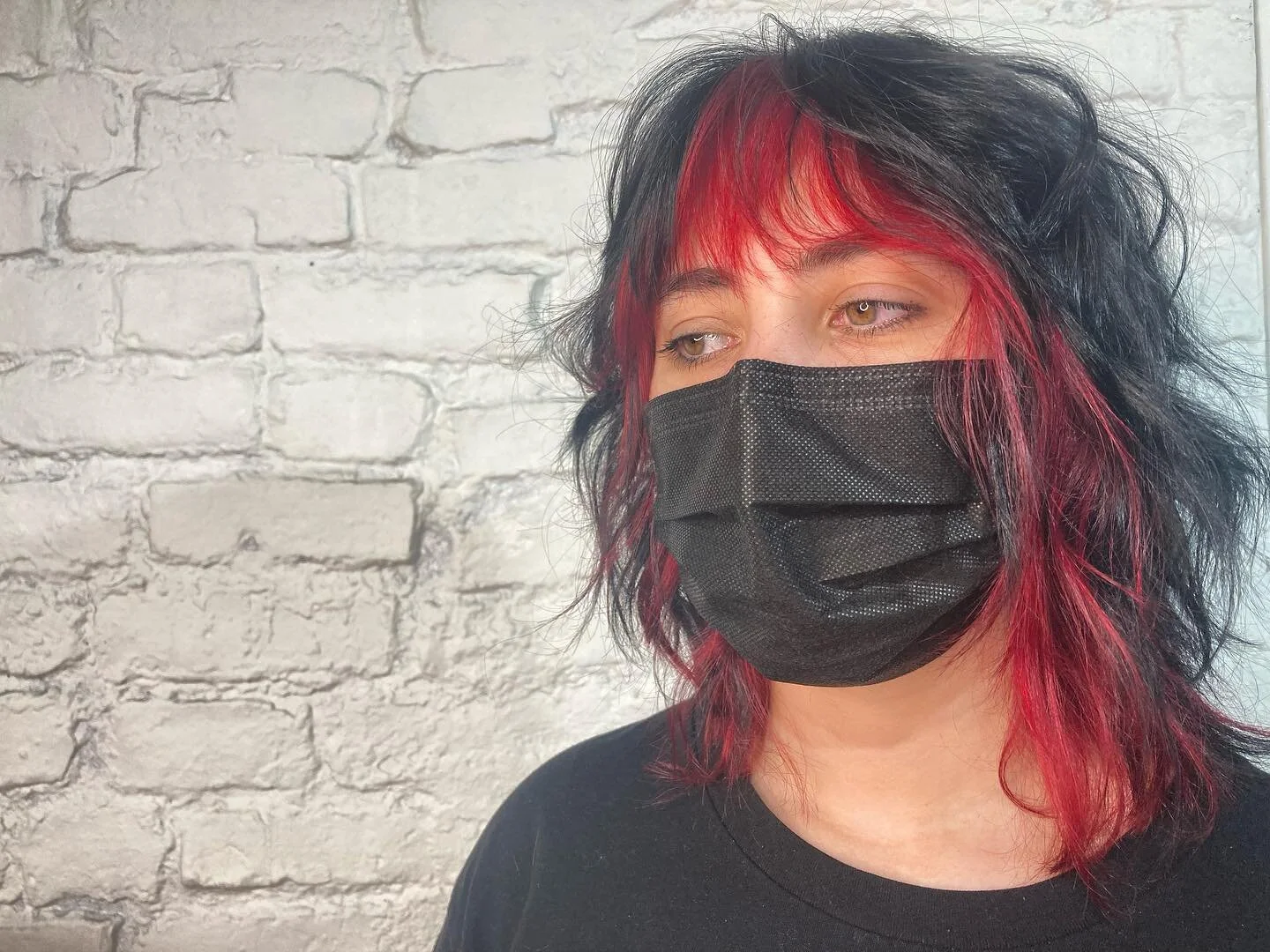 #redandblackhair #redpeekaboo #colouredhair #shaghaircut #curtainbangs #texturedhair #yvrhair #yvrstylist #vancouverhairstylist Hair Done by @larissadennill