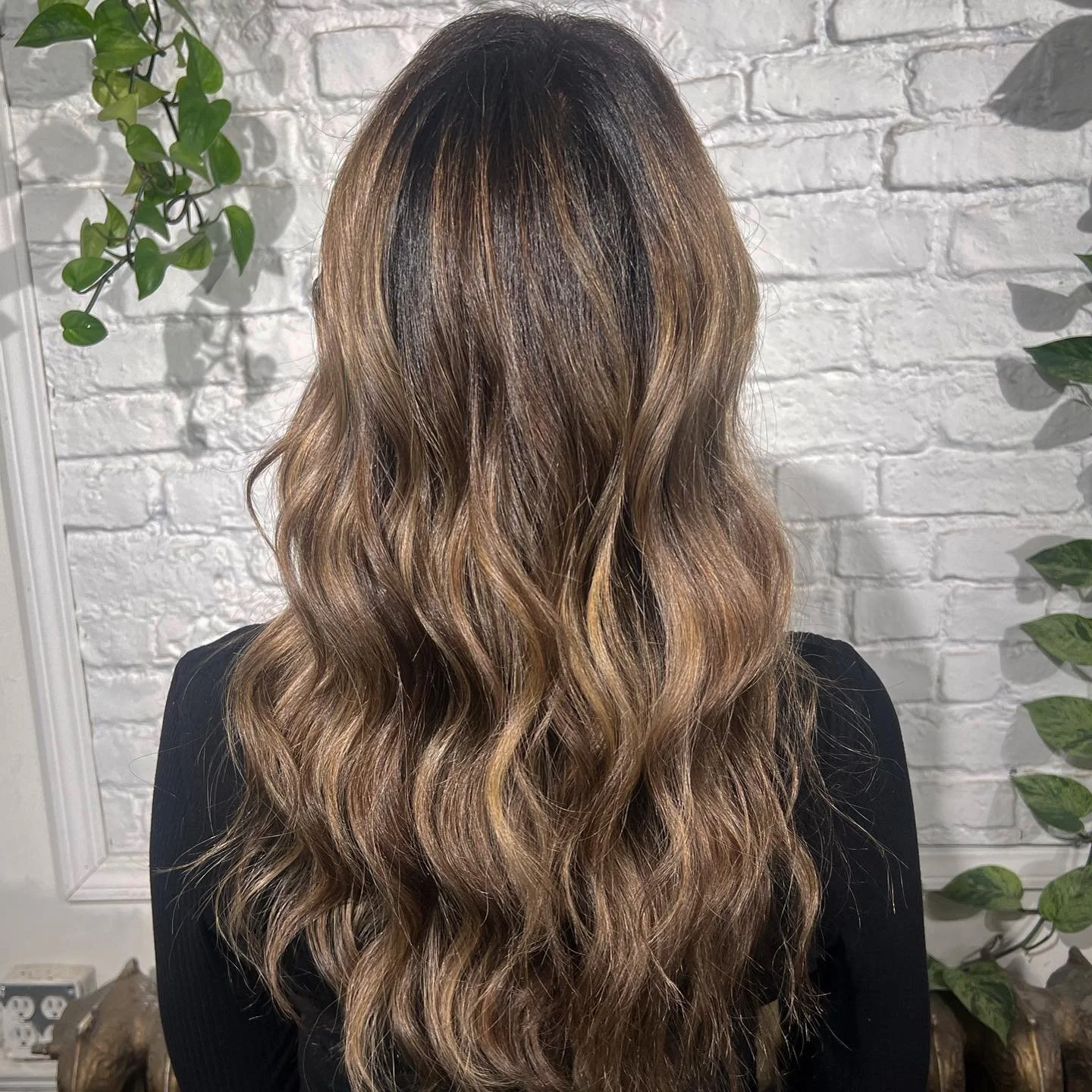 Color by @noellevictoria_doeshair
If you’re a blonde wanting to go dark for fall, consider trying a “bronde”…I promise you’ll thank me later!
For this gorgeous client, we did a deeper root melt in a demi permanent C
