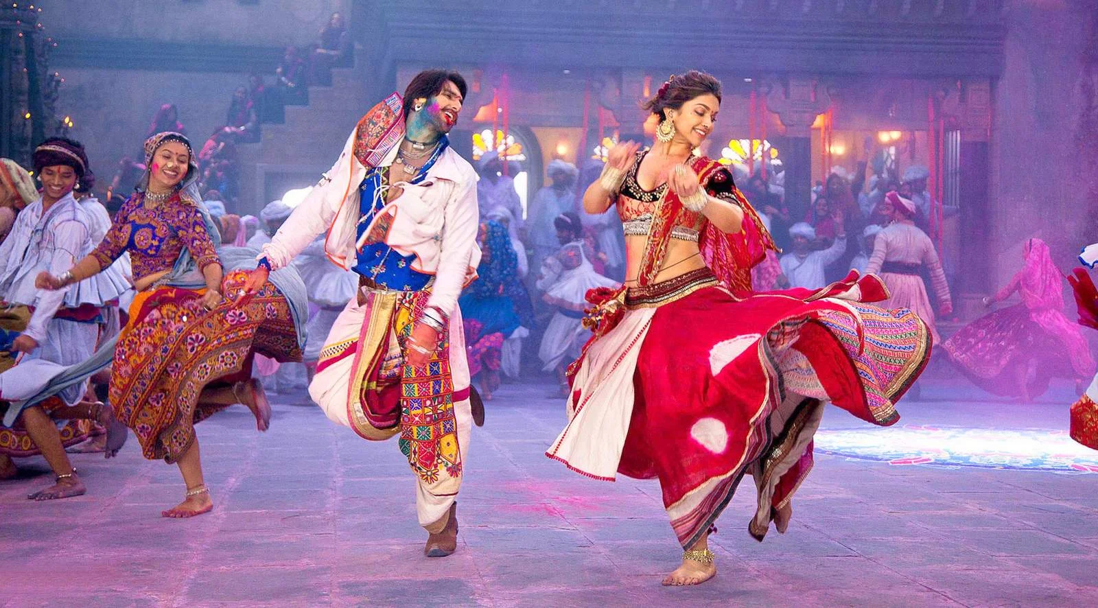 Ranveer-and-Deepika-Playing-Dandiya-in-Ram-Leela-Movie-001.jpg