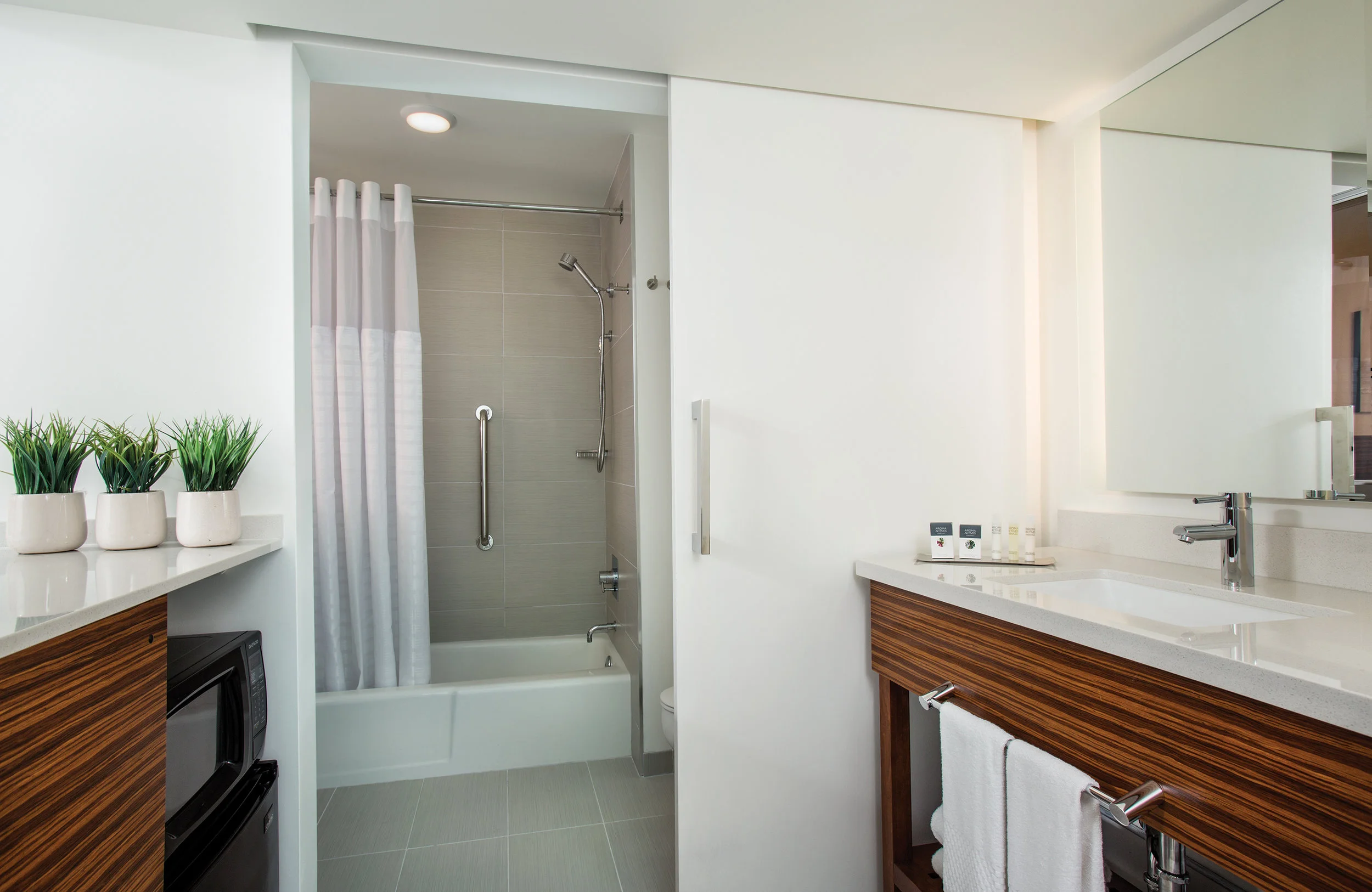 Grand_Naniloa_Hotel_Bay_View_Queens_Bathroom.jpg