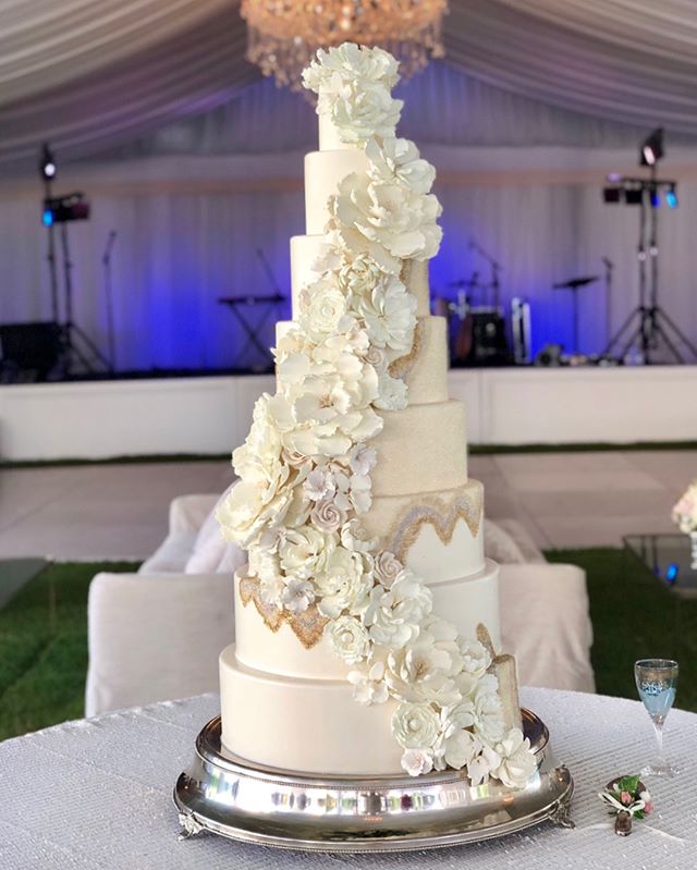 Loved making this one and being a part of this special day with all these wonderful wedding vendors! @mariee_ami  Made with edible sugar crystals and flowers.