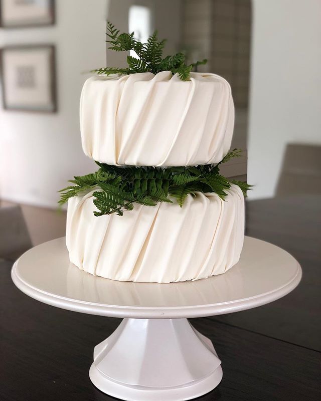 Love the simplicity of this cake. Buttercream covered in white chocolate fondant