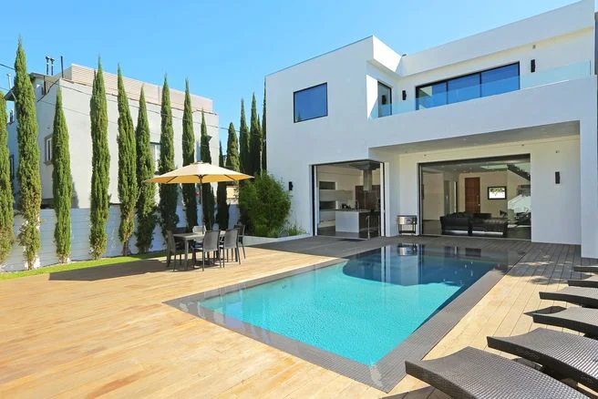 735 N Las Palmas Ave