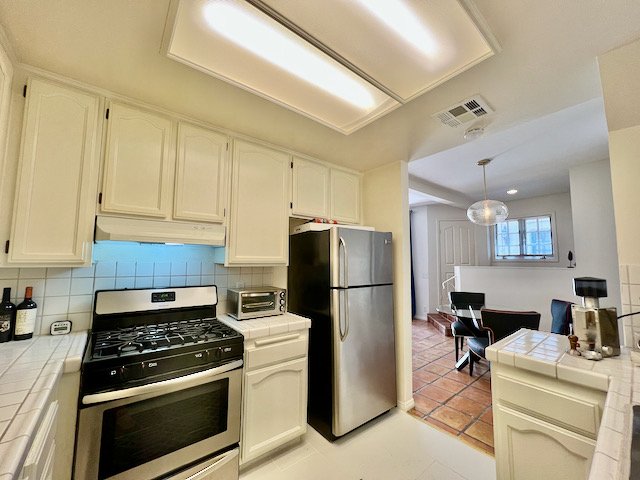1123 N Flores #10 Furnished - 7.jpeg