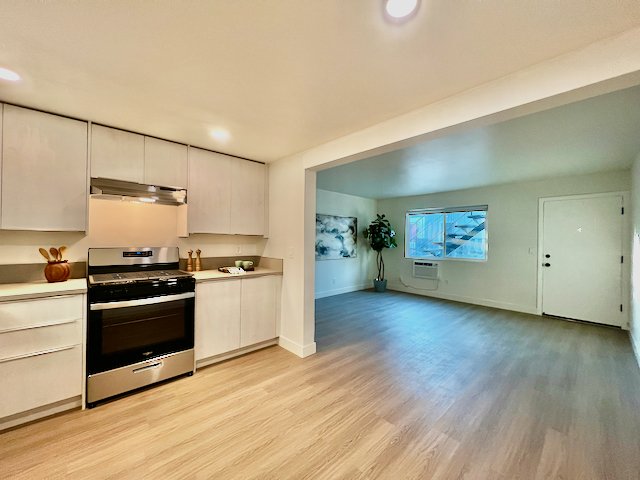 626 N Kingsley #2 Lt Stg - 3.jpeg